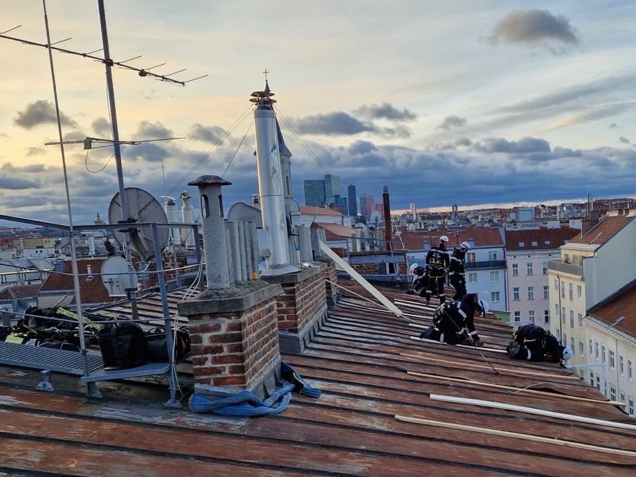 In Wien-Meidling löste sich ein Blechdach durch den Sturm teilweise. In Wien-Meidling löste sich ein Blechdach durch den Sturm teilweise.