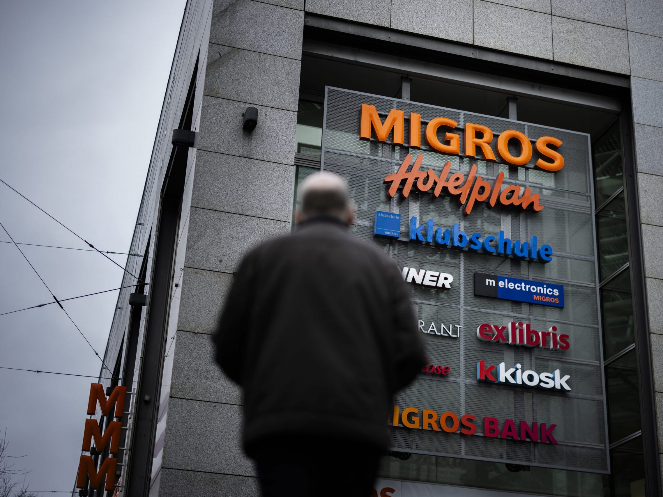 Logos der Migros, von Hotelplan, Klubschule, Denner und Melectronics am Migros Hauptsitz am Limmatplatz, aufgenommen am Freitag, 2. Februar 2024 in Zuerich.