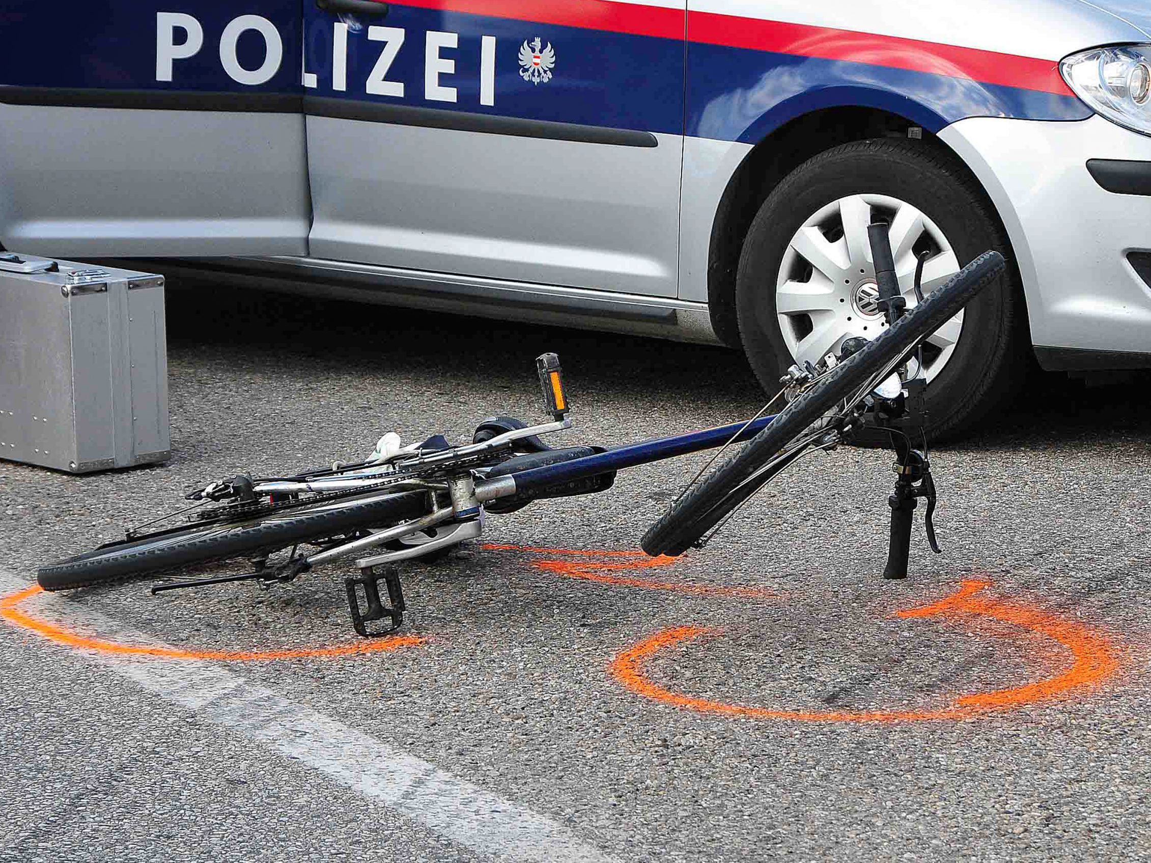 Die Flucht des Radfahrers wurde durch einen Unfall gestoppt. Die Flucht des Radfahrers wurde durch einen Unfall gestoppt.