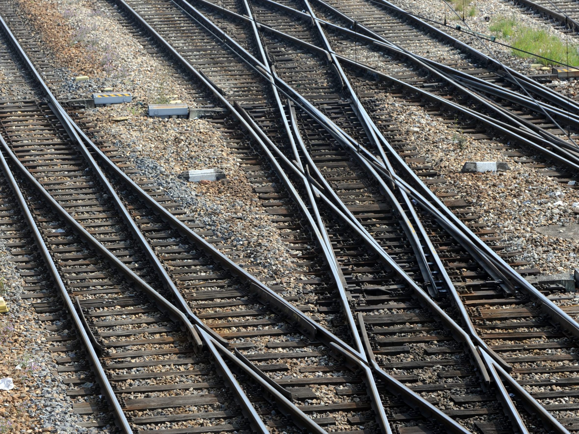 Ein Mann legte in NÖ Steine und Bahnschwellen auf die Gleise.