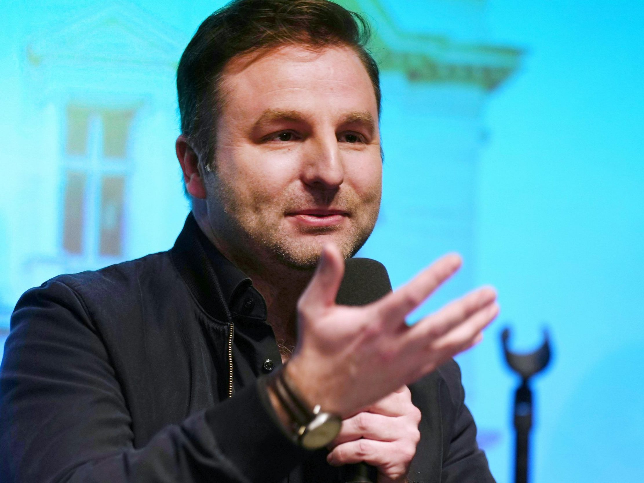 Das ist der neue Direktor des Wiener Volkstheaters.