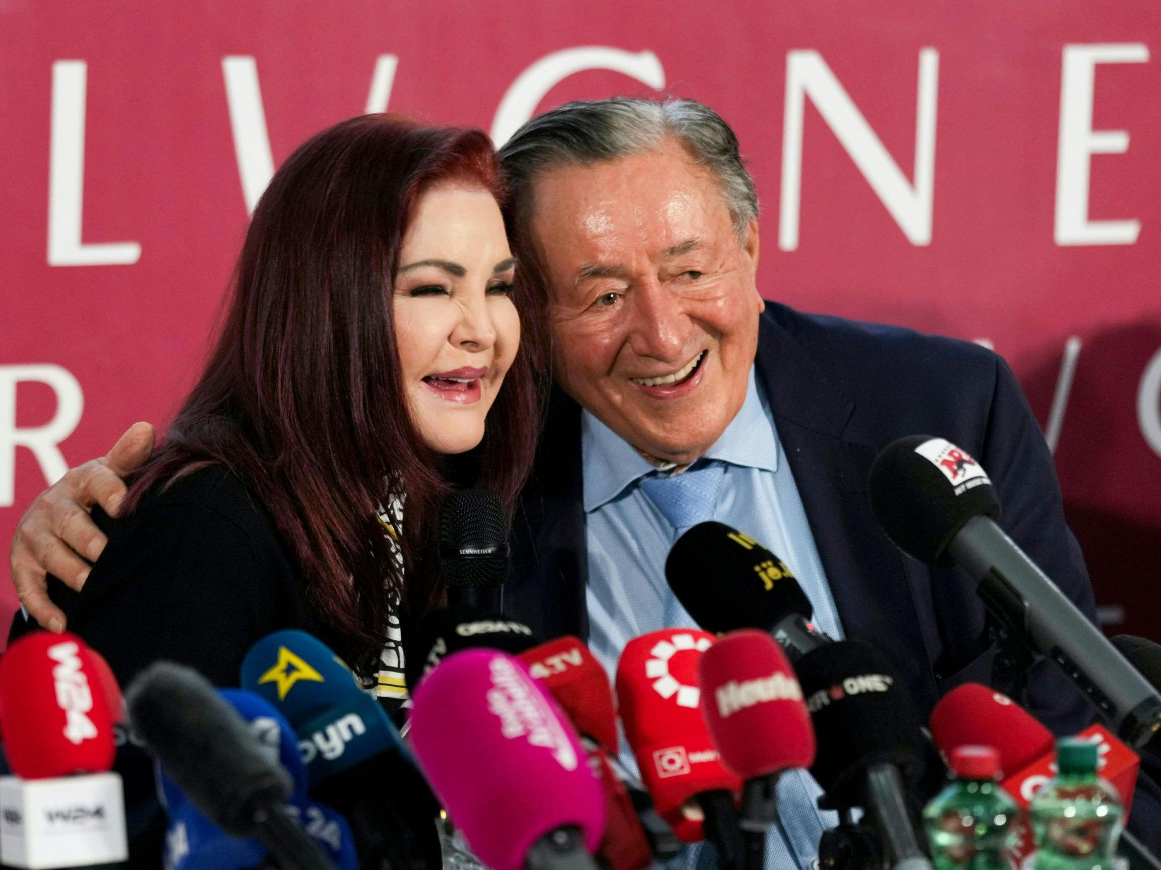 Priscilla Presley neben Richard Lugner. "Er hat mir bereits die Sehenswürdigkeiten hier gezeigt", so die Ex-Frau von Elvis Presley vor dem Wiener Opernball. Priscilla Presley neben Richard Lugner. "Er hat mir bereits die Sehenswürdigkeiten hier gezeigt", so die Ex-Frau von Elvis Presley vor dem Wiener Opernball.