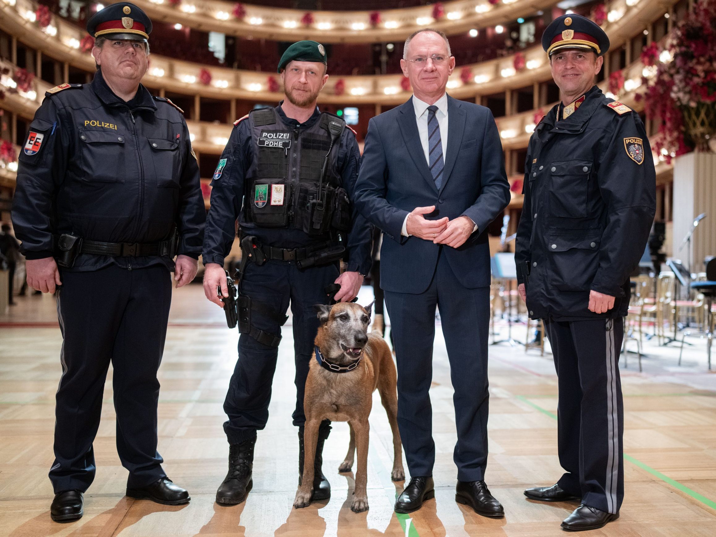 Die Wiener Polizei kontrolliert die Staatsoper bis ins kleinste Detail. Die Wiener Polizei kontrolliert die Staatsoper bis ins kleinste Detail.