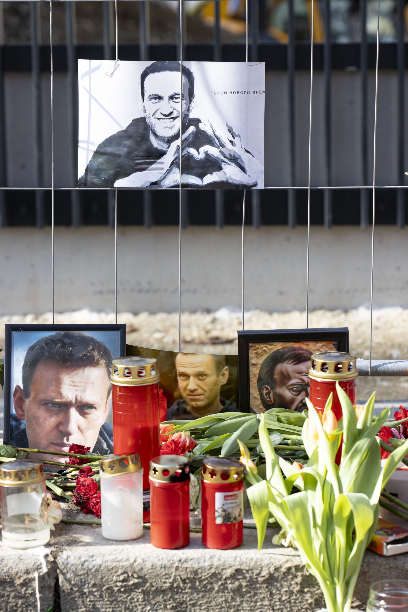 Fotos, Blumen und Kerzen an einer improvisierten Gedenkstätte an den verstorbenen Oppositionsführer Alexej Nawalny, aufgenommen am Sonntag, 18. Februar 2024, vor der Russischen Botschaft in Wien Fotos, Blumen und Kerzen an einer improvisierten Gedenkstätte an den verstorbenen Oppositionsführer Alexej Nawalny, aufgenommen am Sonntag, 18. Februar 2024, vor der Russischen Botschaft in Wien