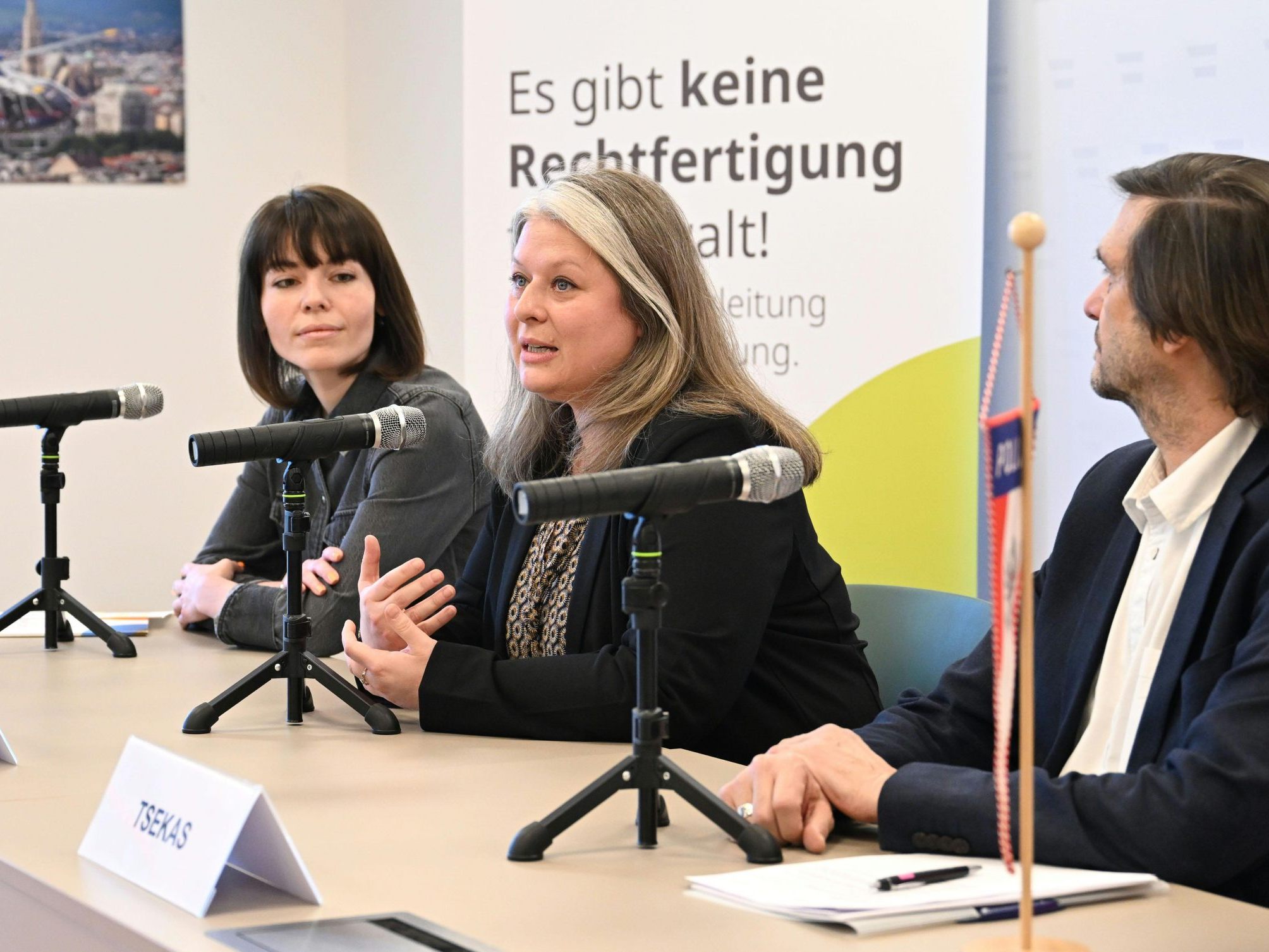Die Leiterin des Opferschutzzentrums Wien (Mitte) neben Nicole Krejci (links) und Nikolaus Tsekas (rechts).