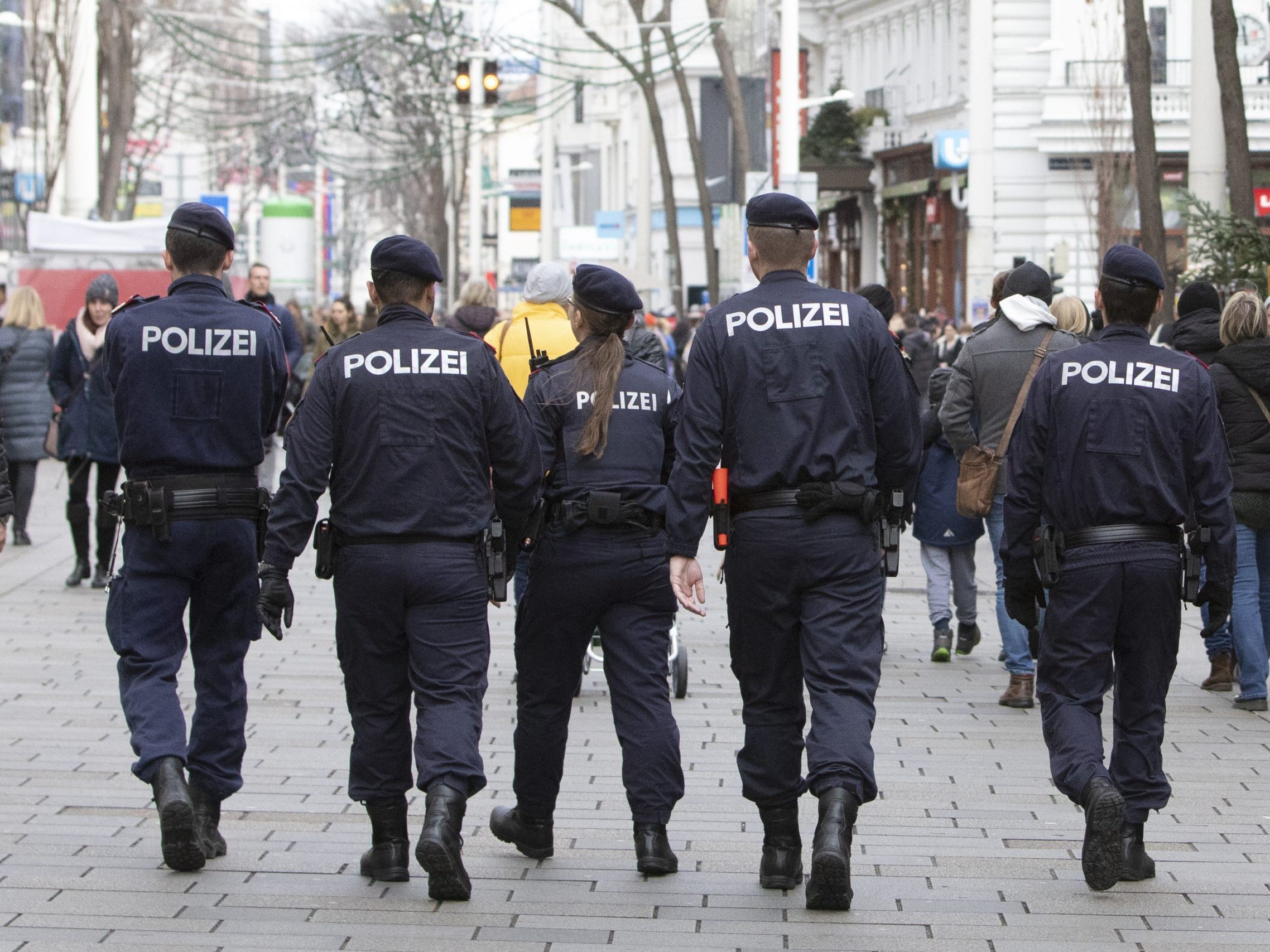 Großeinsatz der Polizei auf der Mariahilfer Straße in Wien. Großeinsatz der Polizei auf der Mariahilfer Straße in Wien.