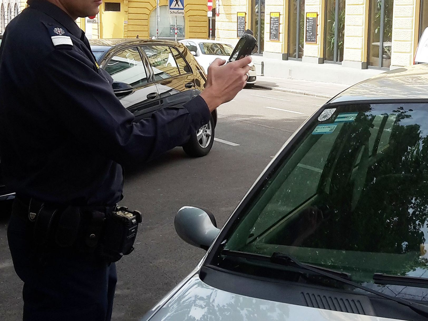Der Parksheriff blieb bei dem Vorfall unverletzt. Der Parksheriff blieb bei dem Vorfall unverletzt.