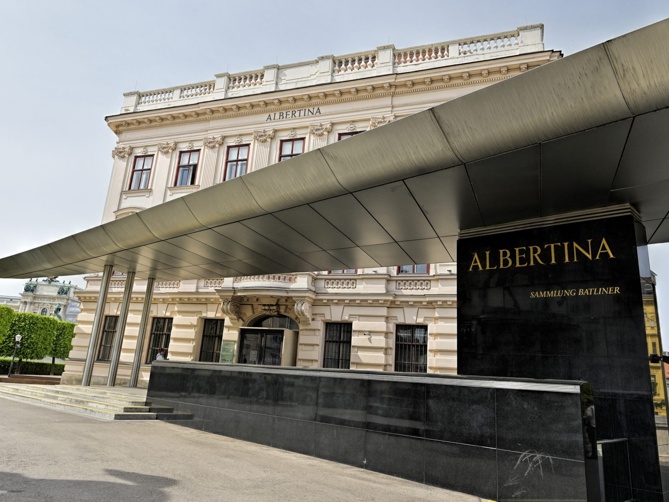 Ein Wiener randalierte am Montag in der Wiener Albertina - es kam zu einer schweren Sachbeschädigung. Ein Wiener randalierte am Montag in der Wiener Albertina - es kam zu einer schweren Sachbeschädigung.