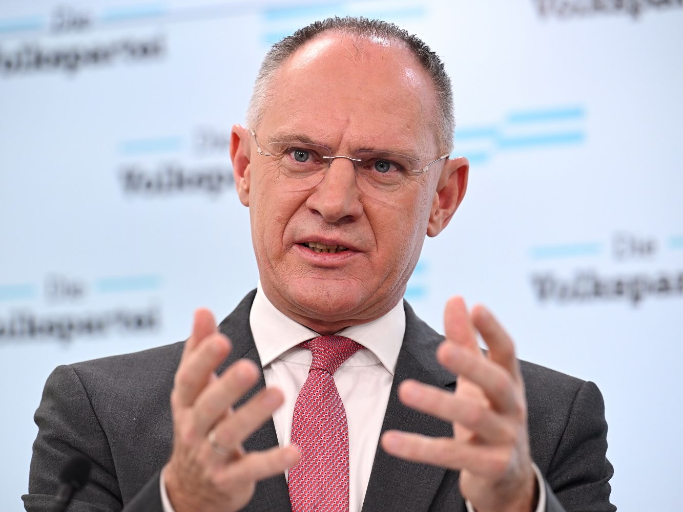 In der Bundesbetreuung sei das Prinzip Sachleistungen statt Geldleistungen "im Wesentlichen zu 100 Prozent umgesetzt", so Karner.