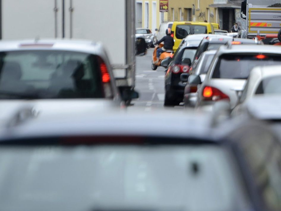 Auch am Samstag kommt es zu Staus und Verzögerungen.