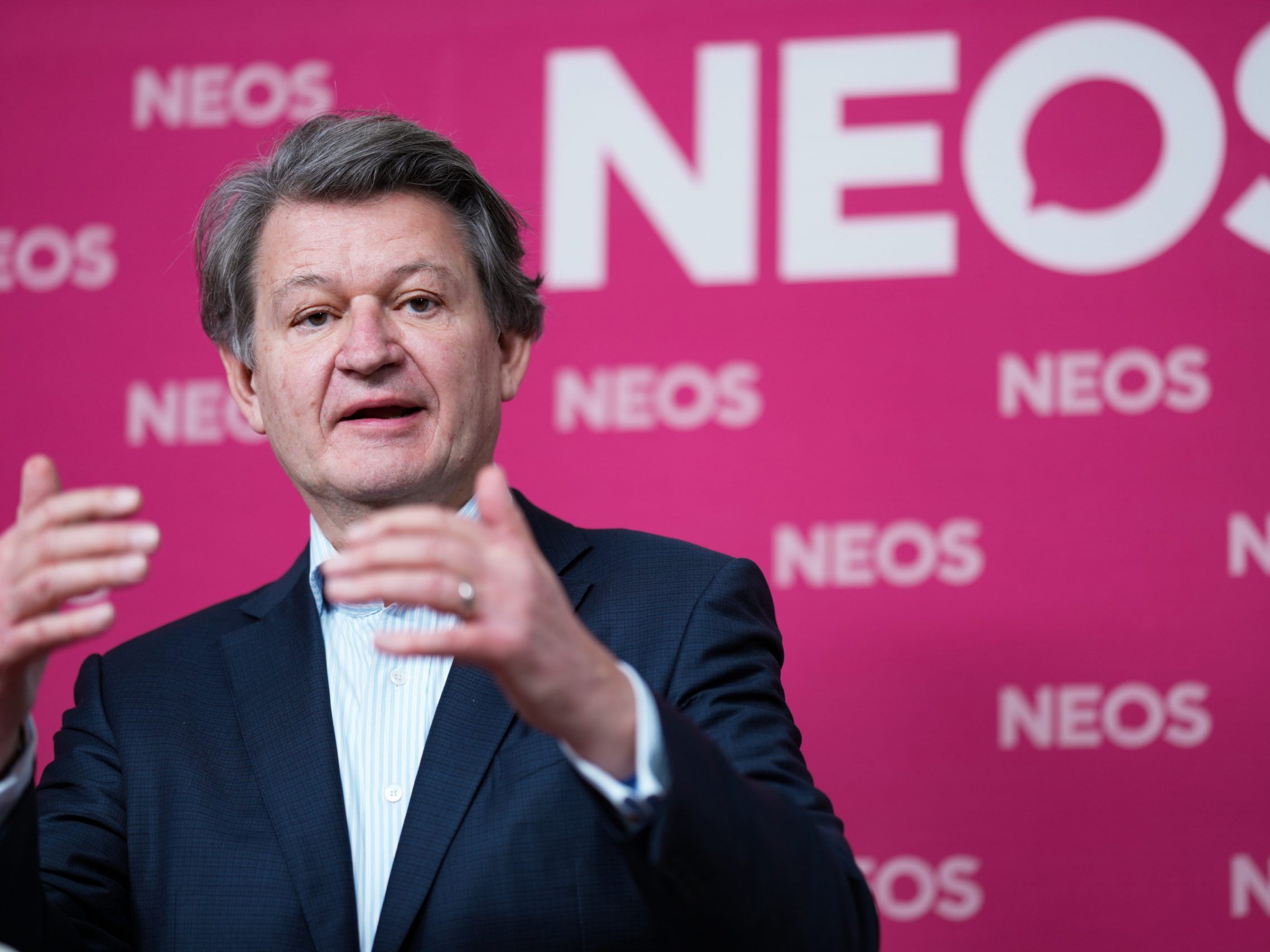 NEOS-Spitzenkandidat Helmut Brandstätter im Portrait. NEOS-Spitzenkandidat Helmut Brandstätter im Portrait.