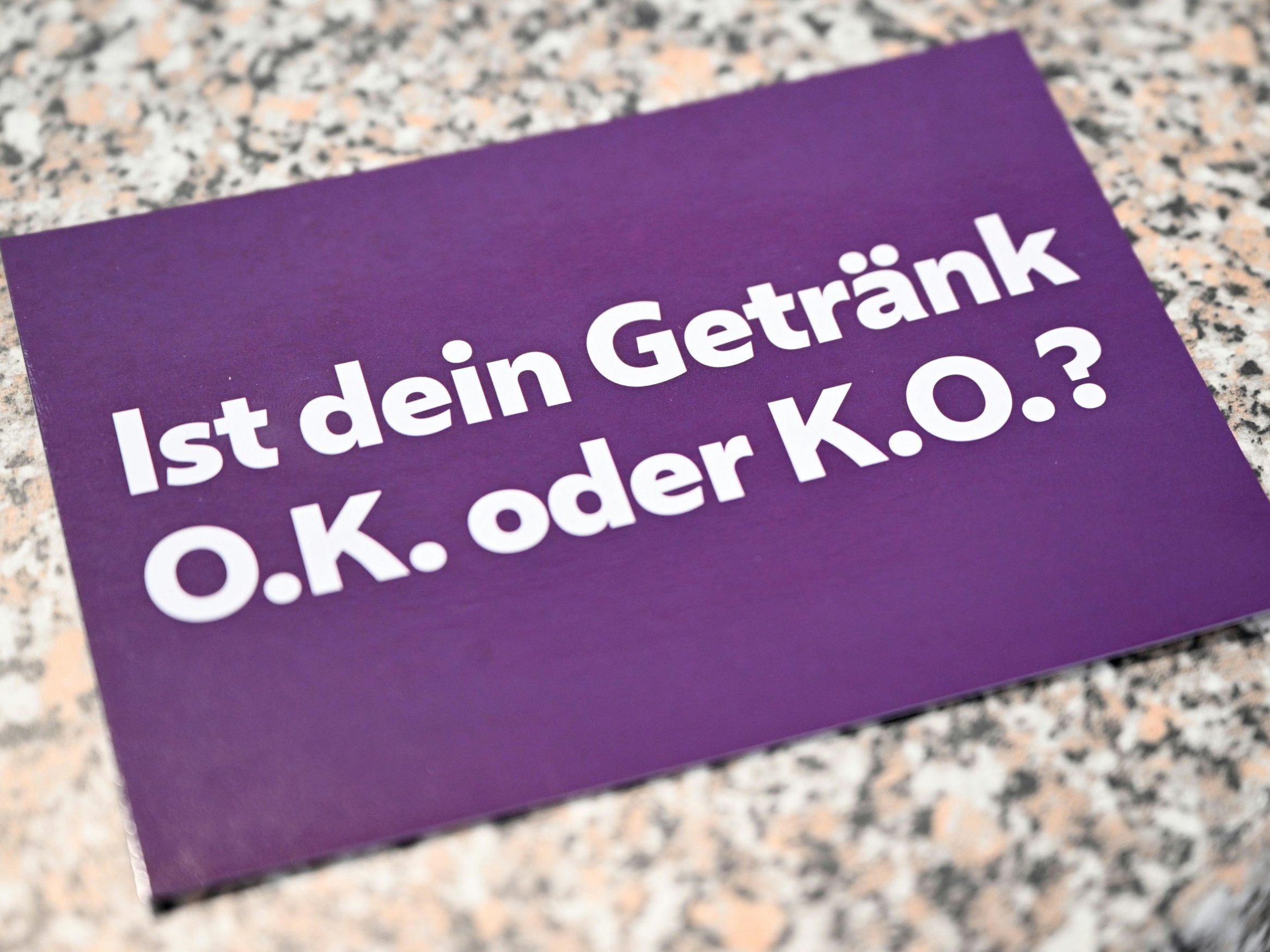 Bei Verdacht der Verabreichung von K.o.-Tropfen sollten so schnell wie möglich die Polizei oder Rettung verständigt werden.