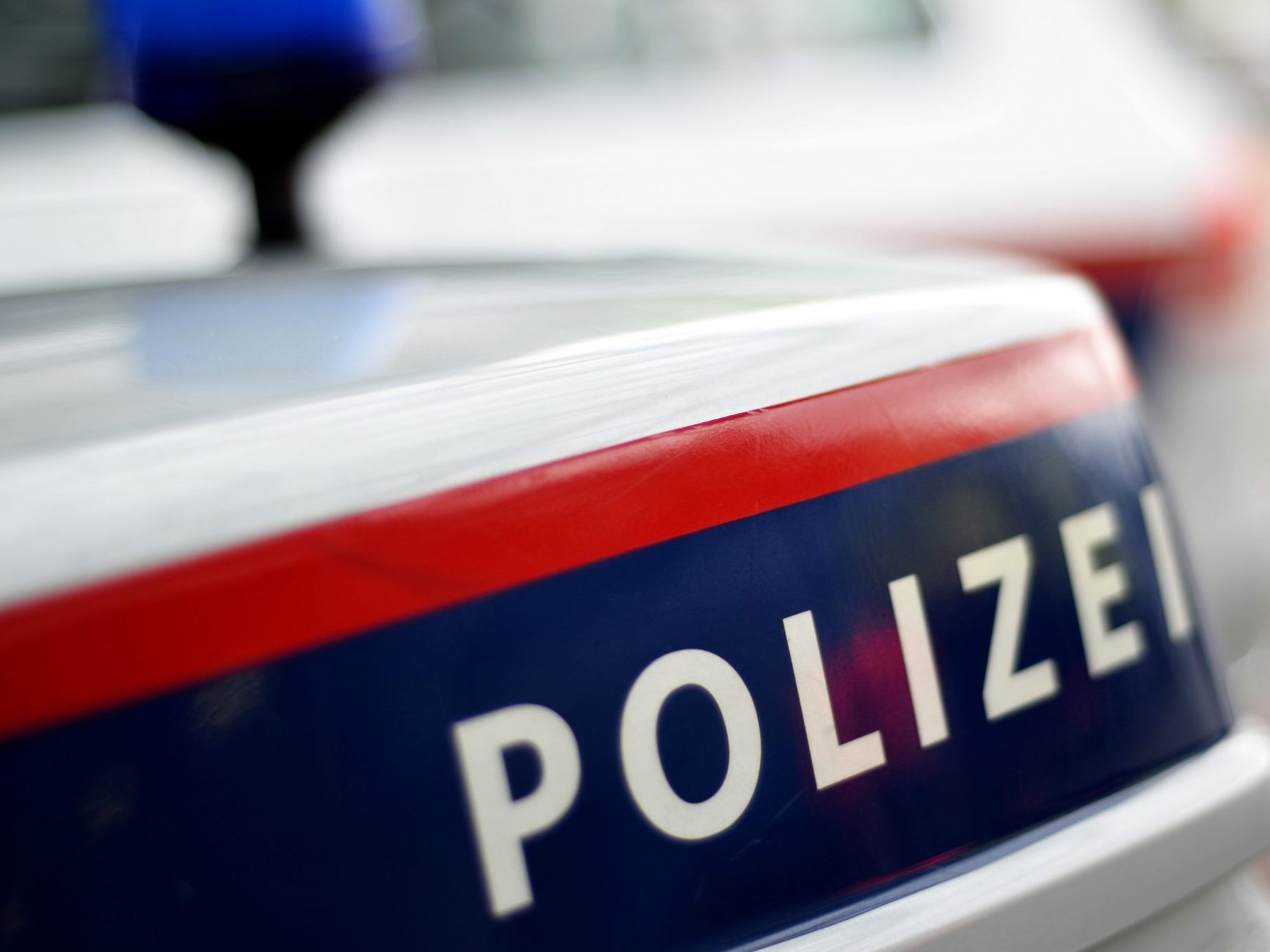 Ein rauchender Bauschutt-Haufen sorgt für einen Einsatz der Polizei.