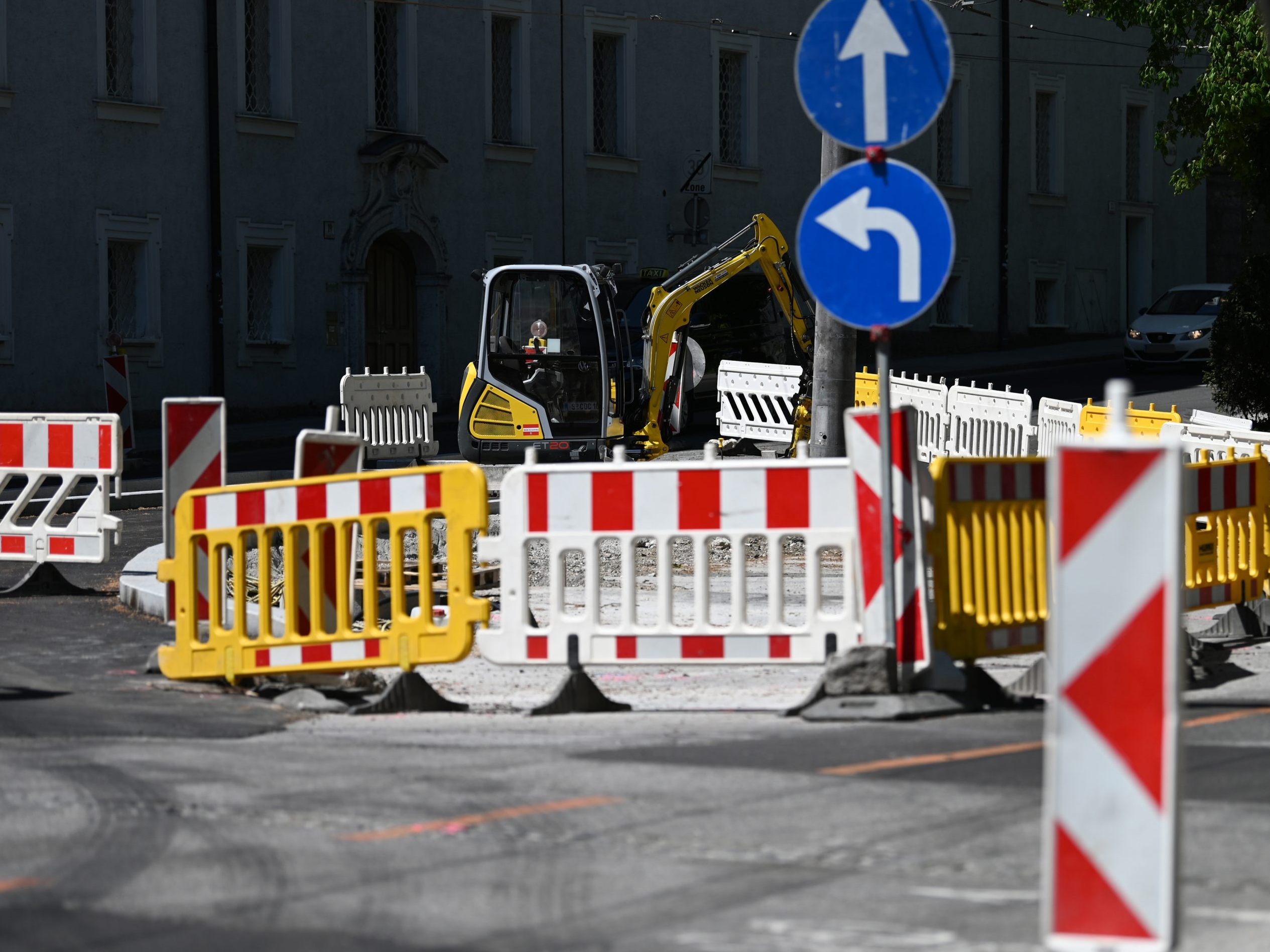 Punktuelle Fahrbahnsanierungsarbeiten in Abschnitt der Raffineriestraße. Punktuelle Fahrbahnsanierungsarbeiten in Abschnitt der Raffineriestraße.