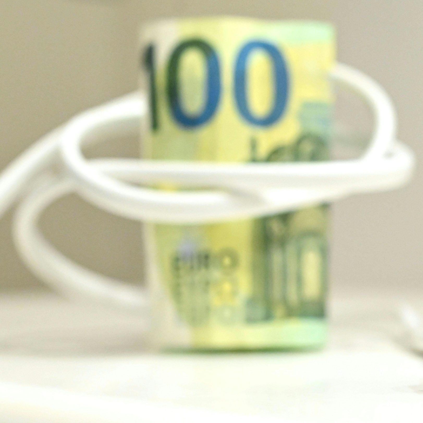 Die Großhandelspreise für Strom sinken auch im März weiter.