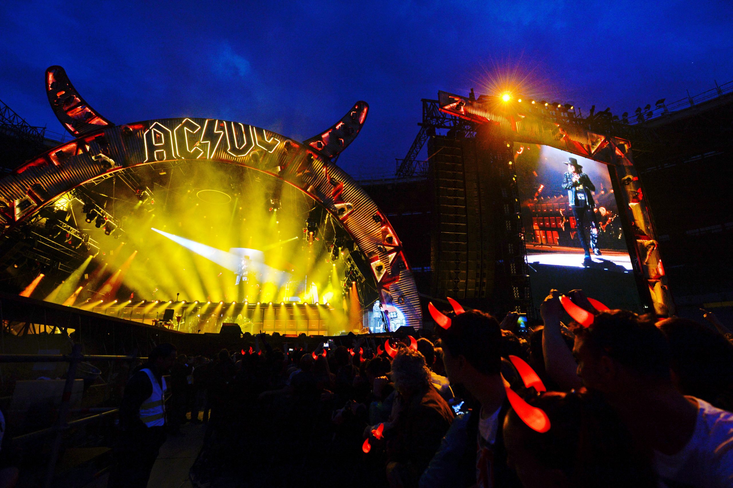 WIEN - ÖSTERREICH: Besucher am Donnerstag, 19. Mai 2016, während eines Konzerts der Rock-Band AC/DC im Ernst Happel-Stadion in Wien