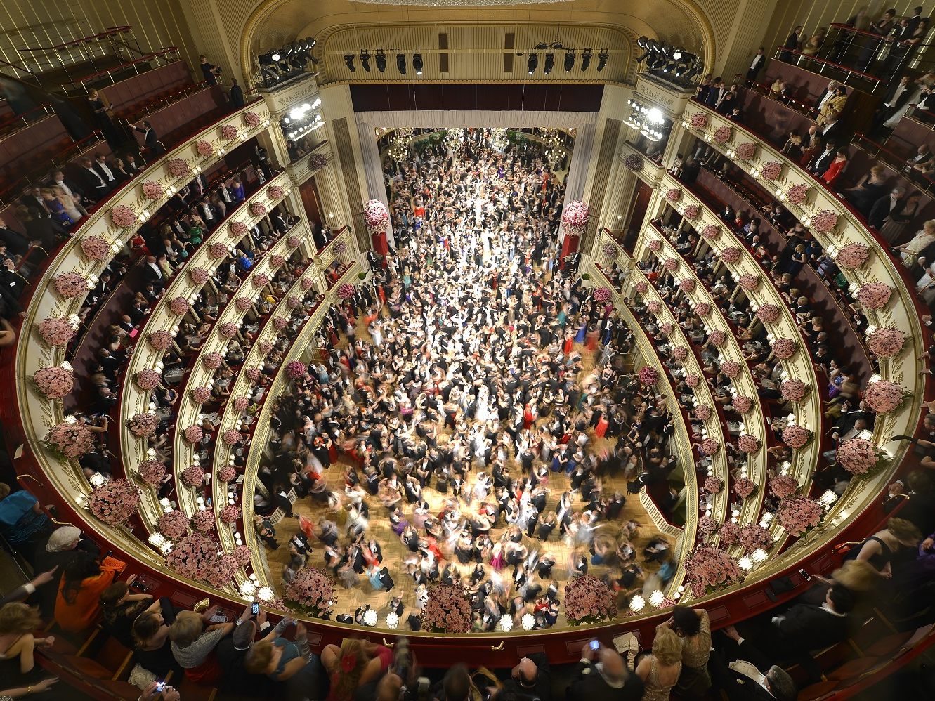 Werner bzw. Deussl haben für den Wiener Opernball 2024 offenbar weitere Käste im Köcher. Werner bzw. Deussl haben für den Wiener Opernball 2024 offenbar weitere Käste im Köcher.