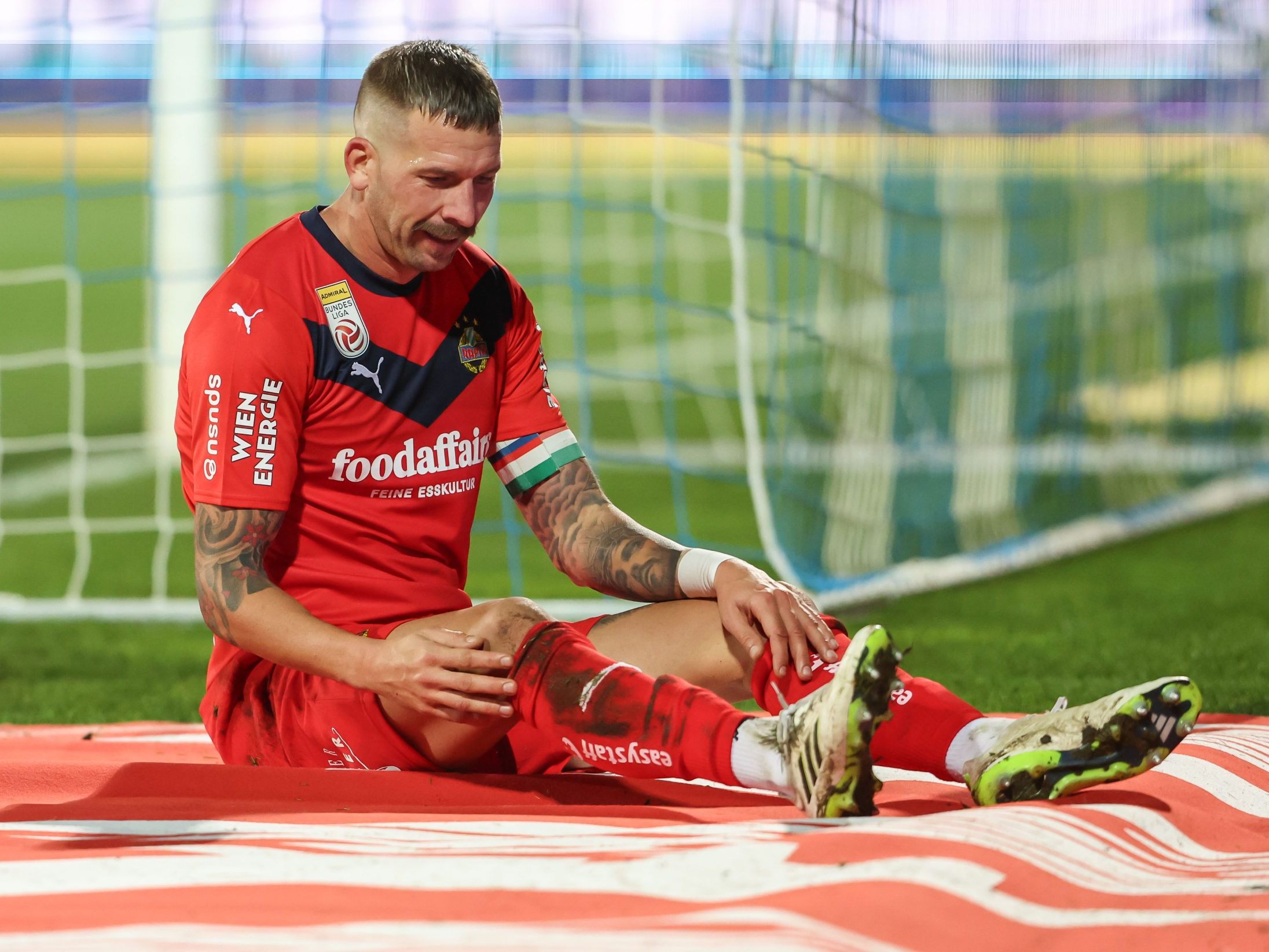 "Uns ist bewusst, dass wir eine Vorbildwirkung haben", so Rapids Burgstaller. "Uns ist bewusst, dass wir eine Vorbildwirkung haben", so Rapids Burgstaller.