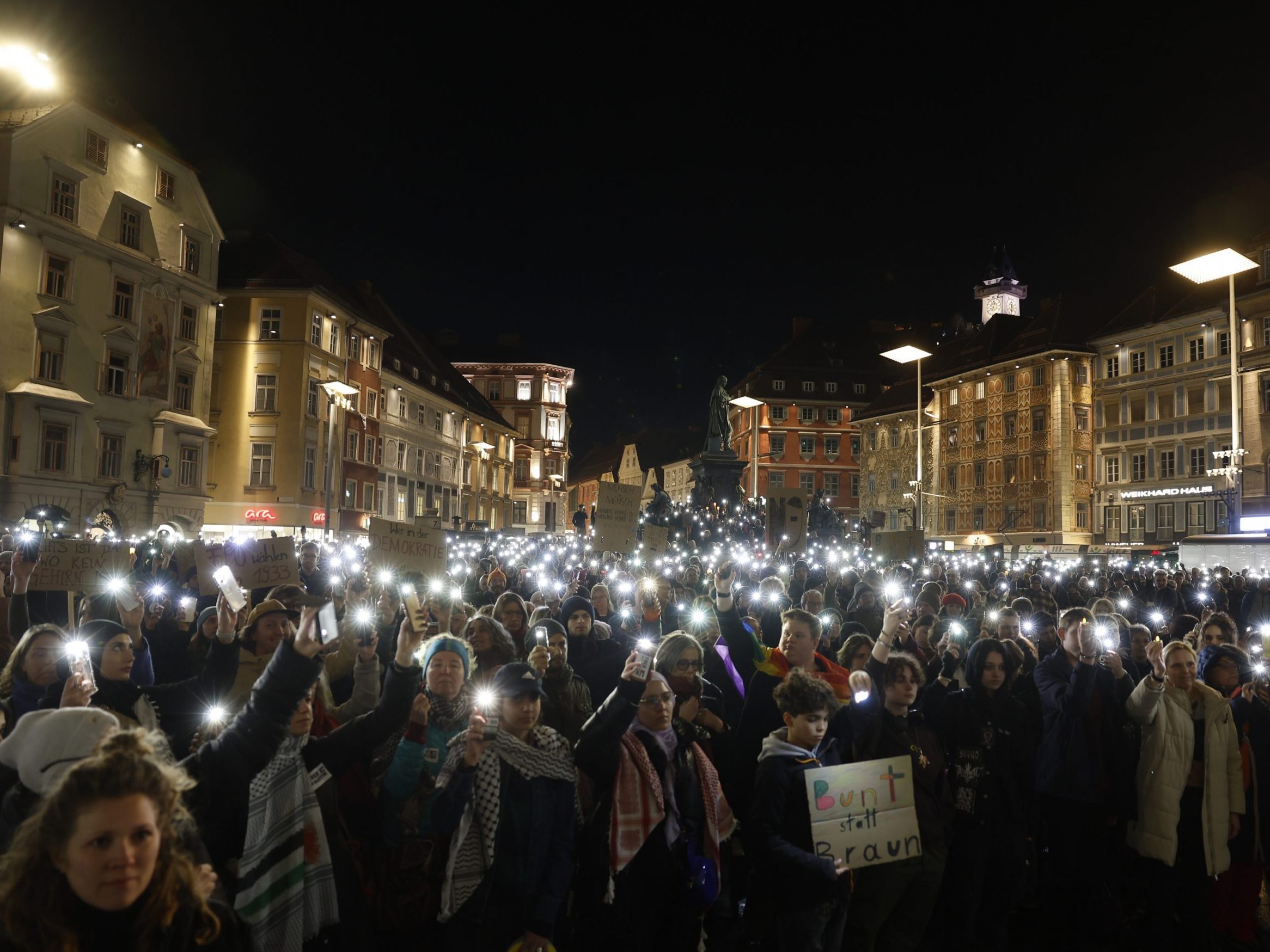 Ein Lichtermeer zum Abschluss der Demo gegen rechts in Graz. Ein Lichtermeer zum Abschluss der Demo gegen rechts in Graz.