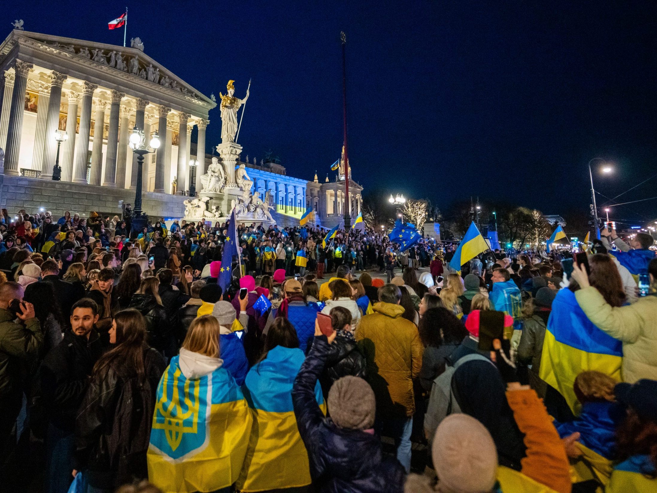 Nach Kundgebungen am Heldenplatz und vor dem Parlament zogen die Teilnehmer in einem "Marsch des Lichts" zum Karlsplatz.