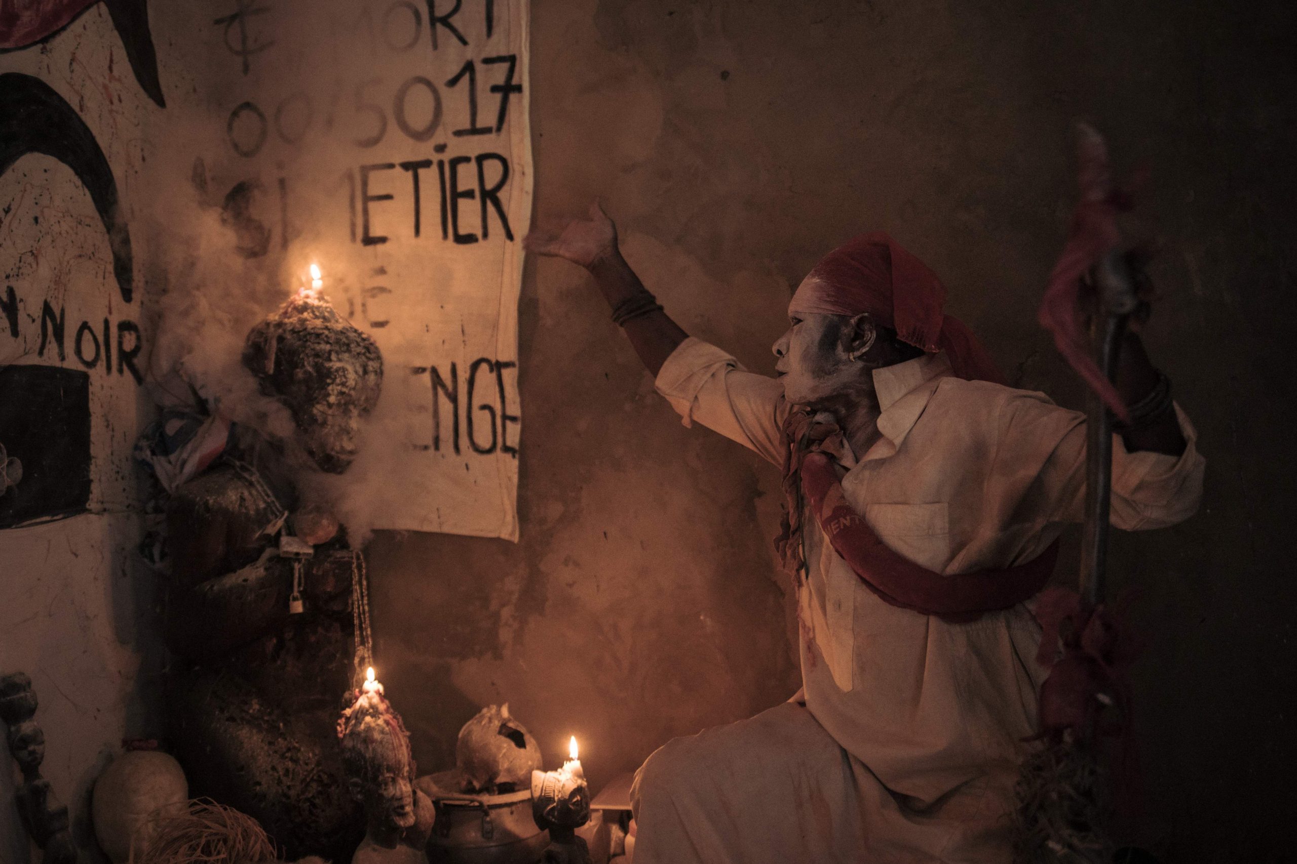 *Voodoo, Vodun oder Vodù heißt "Gott" oder "Geist" und bezeichnet die unsichtbaren Mächte, die der Mensch sich nicht erklären kann. Für seine Anhänger ist Voodoo eine gewaltige, lebendige Kraft, die ihr tägliches Leben bestimmt. *Voodoo, Vodun oder Vodù heißt "Gott" oder "Geist" und bezeichnet die unsichtbaren Mächte, die der Mensch sich nicht erklären kann. Für seine Anhänger ist Voodoo eine gewaltige, lebendige Kraft, die ihr tägliches Leben bestimmt.