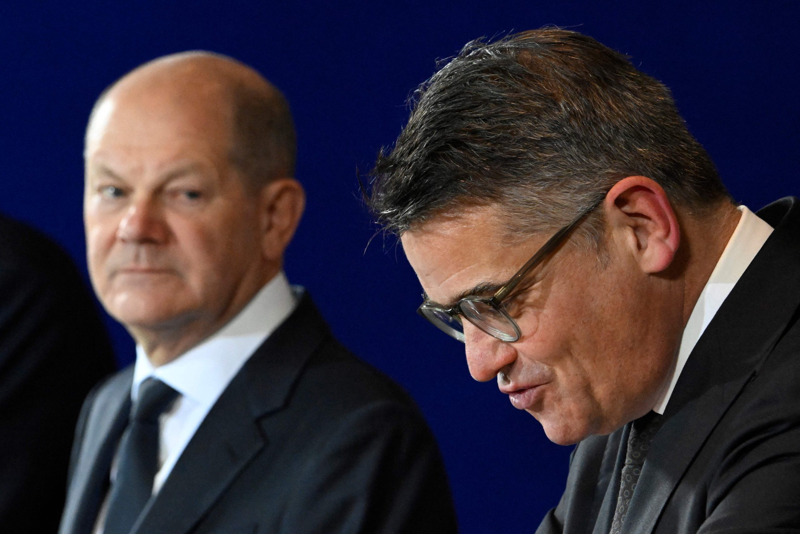 Bundeskanzler Olaf Scholz (l.) hört Hessens Ministerpräsident Boris Rhein bei einer gemeinsamen Presseerklärung anlässlich einer Konferenz der Ministerpräsidenten (MPK) und Minister der Bundesrepublik Deutschland am 6. November 2023 im Kanzleramt in Berlin zu.