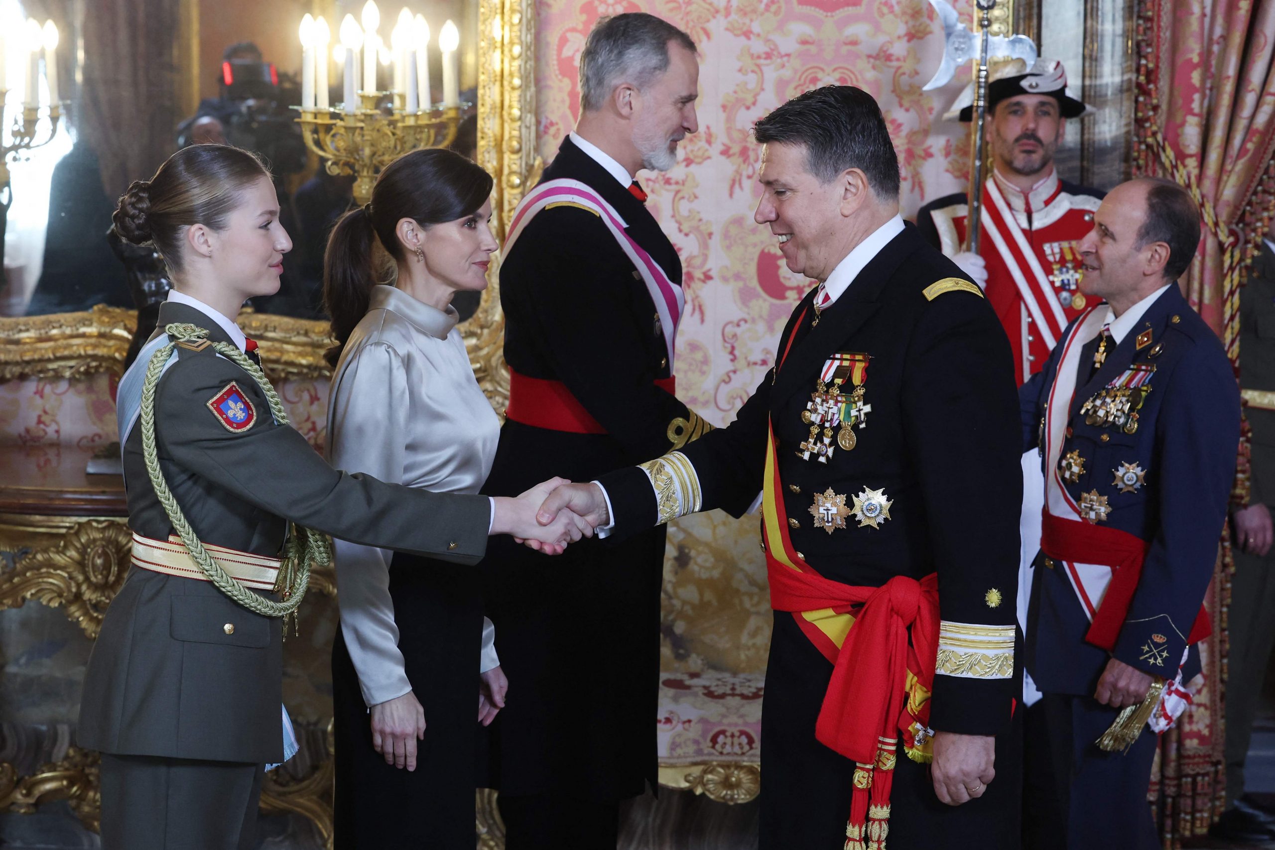 Die spanische Kronprinzessin von Asturien, Leonor (L), und ihre Eltern Königin Letizia und König Felipe VI. von Spanien geben während der Militärzeremonie "Pascua Militar" im Königspalast in Madrid am 6. Januar 2024 hochrangigen Militäroffizieren die Hand. Die spanische Kronprinzessin von Asturien, Leonor (L), und ihre Eltern Königin Letizia und König Felipe VI. von Spanien geben während der Militärzeremonie "Pascua Militar" im Königspalast in Madrid am 6. Januar 2024 hochrangigen Militäroffizieren die Hand.