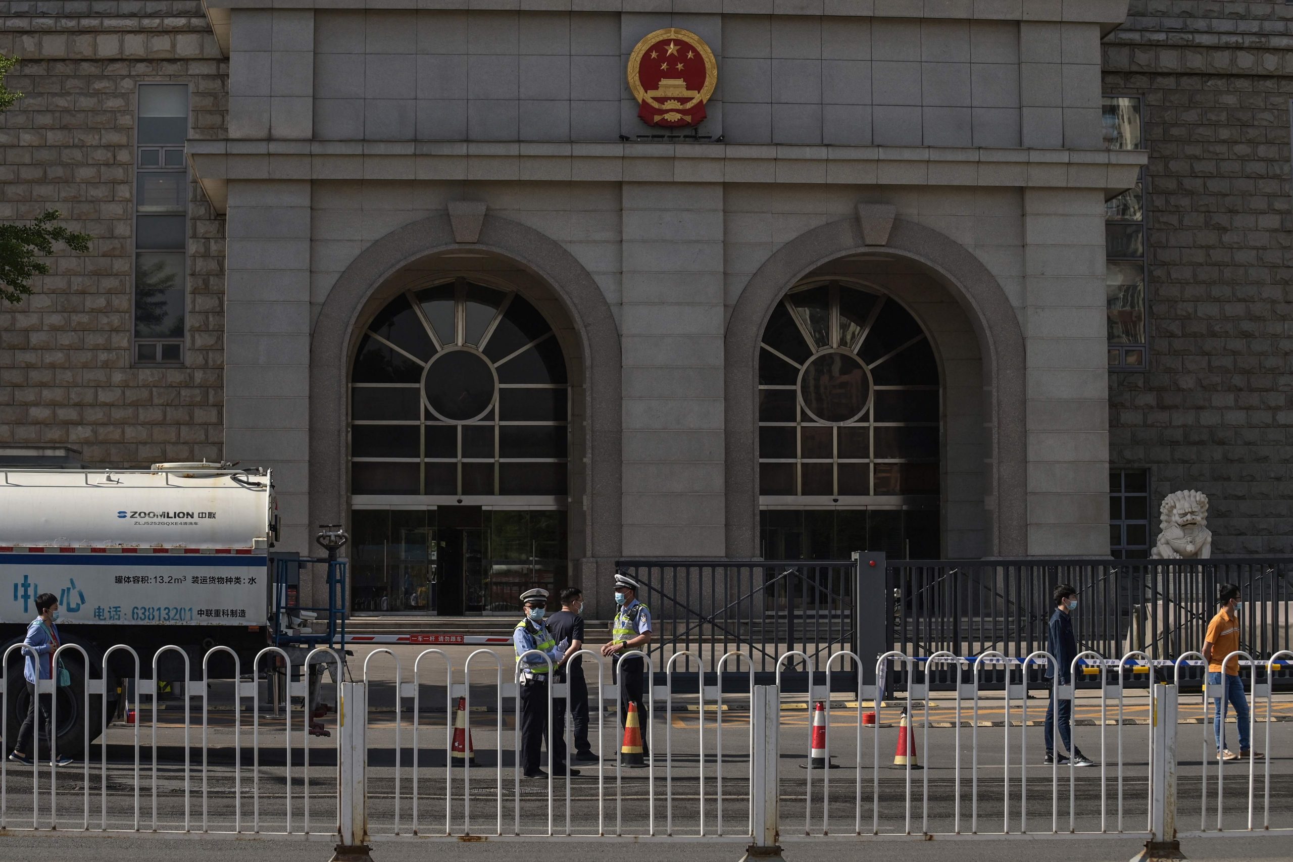 Polizeibeamte stehen vor dem Zweiten Mittleren Volksgerichtshof in Peking vor dem Prozess gegen den australischen Akademiker Yang Jun Polizeibeamte stehen vor dem Zweiten Mittleren Volksgerichtshof in Peking vor dem Prozess gegen den australischen Akademiker Yang Jun