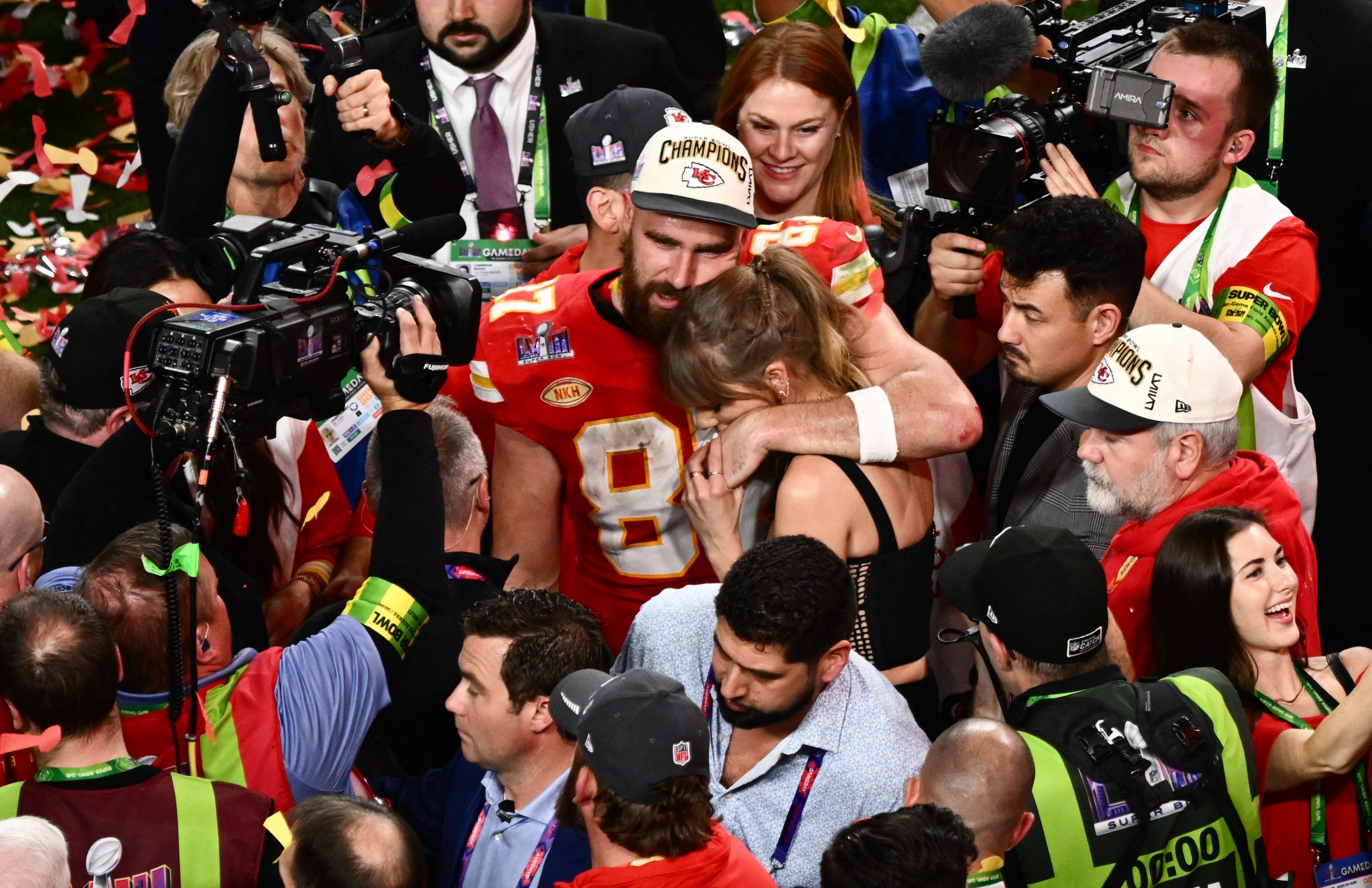 Die US-amerikanische Singer-Songwriterin Taylor Swift und der Tight End #87 der Kansas City Chiefs, Travis Kelce, umarmen sich, nachdem die Chiefs am 11. Februar 2024 im Allegiant Stadium in Las Vegas, Nevada, den Super Bowl LVIII gegen die San Francisco 49ers gewonnen haben.