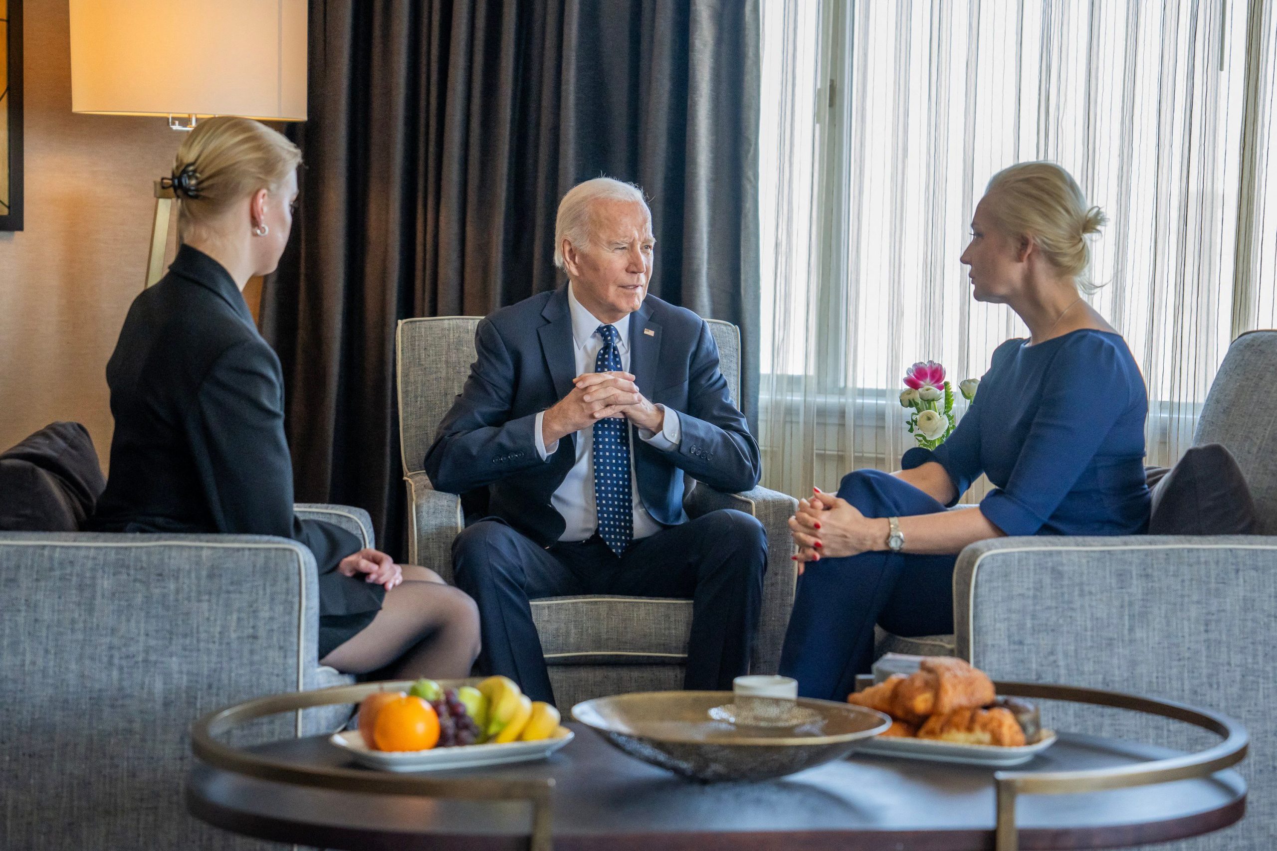 Nach dem Tod des russischen Oppositionellen Alexej Nawalny letzte Woche traf US-Präsident Joe Biden in Kalifornien mit dessen Familie zusammen. Nach dem Tod des russischen Oppositionellen Alexej Nawalny letzte Woche traf US-Präsident Joe Biden in Kalifornien mit dessen Familie zusammen.