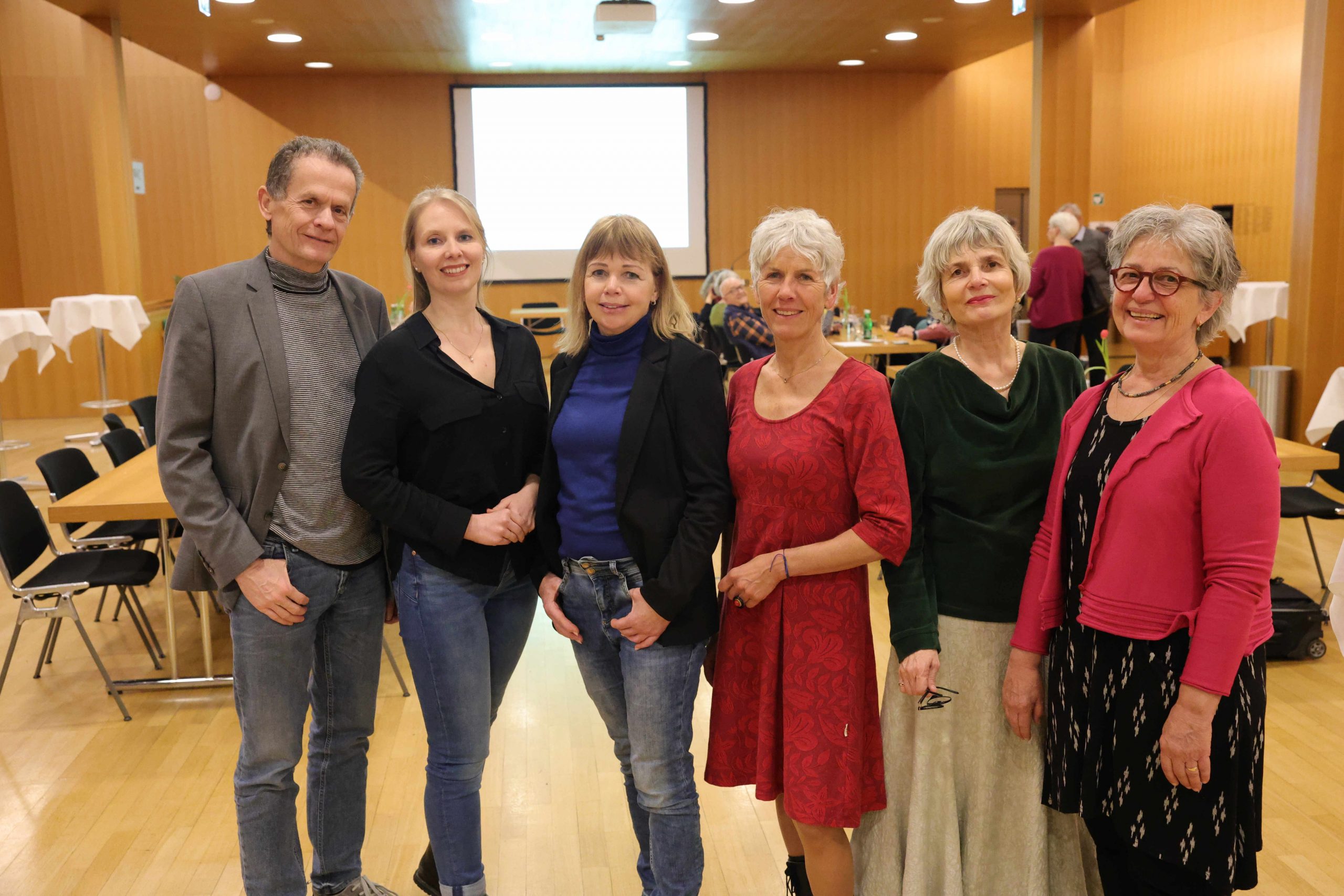 Vorstandswechsel: Alter und neuer Vorstand: v.l.n.re: Hartmut Hofer, Sarah Mathis, Ingrid Holzmüller, Edith Maria Fuchs, Marielle Manahl und Susa Kennedy 