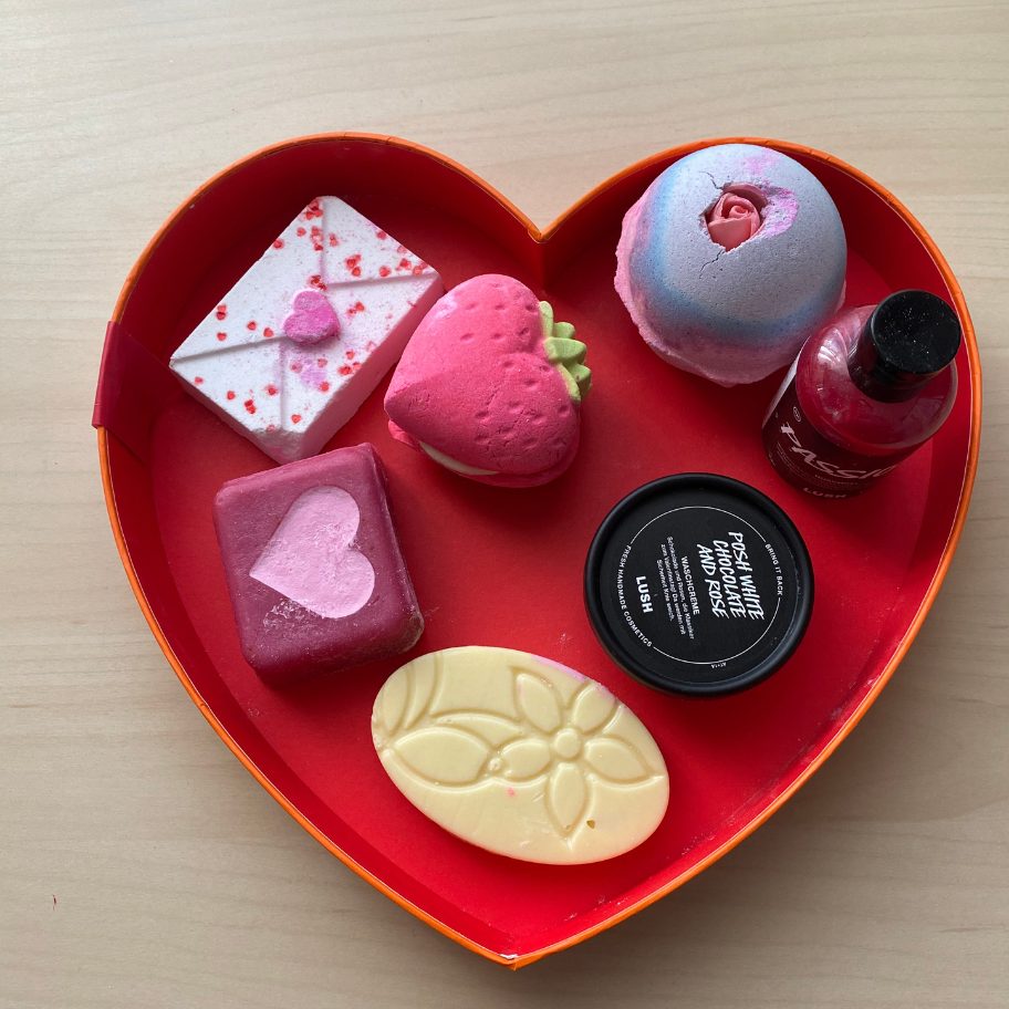 VIENNA.at durfte diese Geschenkbox von LUSH für den Valentinstag testen.