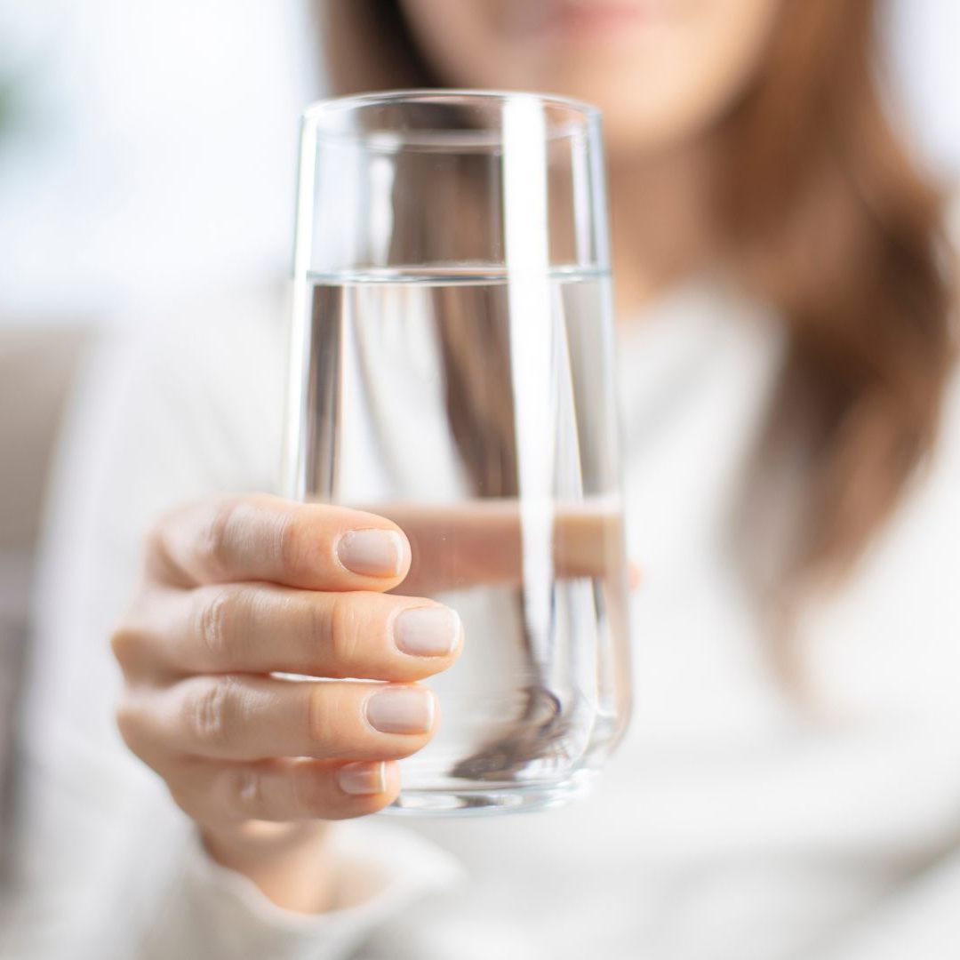 Ist stilles Mineralwasser gesünder als Sprudelwasser?