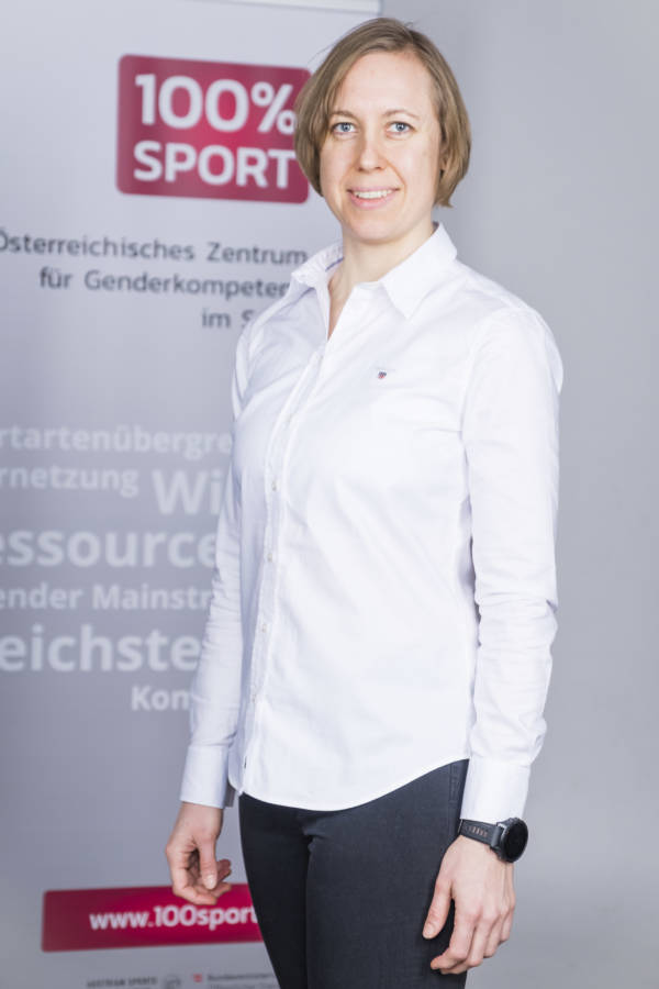 "Wie fühlen sich schwule Jugendliche? Wie fühlen sich schwule Sportler, die solche Gesänge sogar von den höchsten Funktionären hören?" - Mag.a Claudia Koller, Bakk. MSSc. "Wie fühlen sich schwule Jugendliche? Wie fühlen sich schwule Sportler, die solche Gesänge sogar von den höchsten Funktionären hören?" - Mag.a Claudia Koller, Bakk. MSSc.