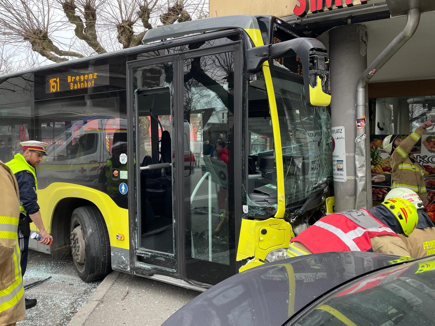 Der Bus geriet auf den Gehsteig und krachte in die Säule unter dem Vordach. Der Bus geriet auf den Gehsteig und krachte in die Säule unter dem Vordach.