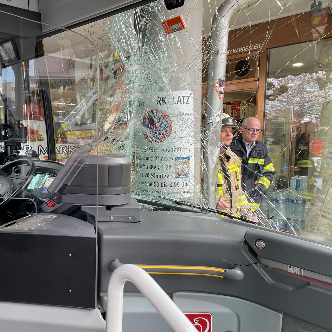 Blick aus dem verunfallten Bus direkt auf die Säule, an der das Fahrzeug zum Stehen kam.