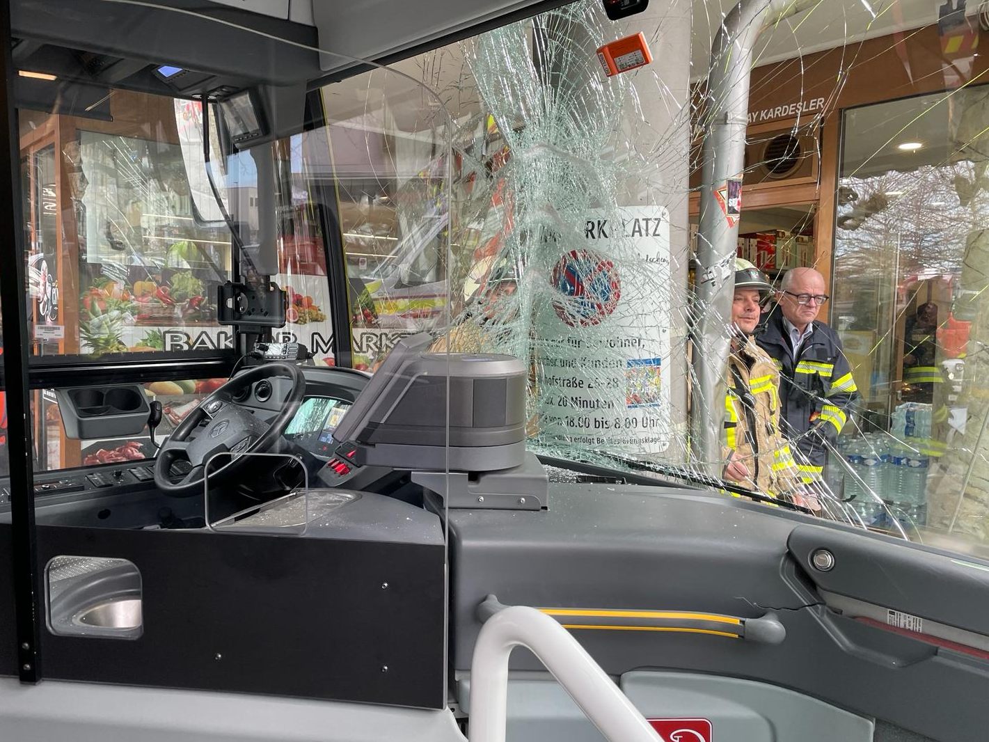 Blick aus dem verunfallten Bus direkt auf die Säule, an der das Fahrzeug zum Stehen kam. Blick aus dem verunfallten Bus direkt auf die Säule, an der das Fahrzeug zum Stehen kam.