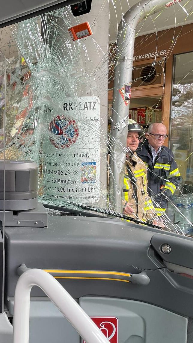 Blick aus dem verunfallten Bus direkt auf die Säule, an der das Fahrzeug zum Stehen kam.