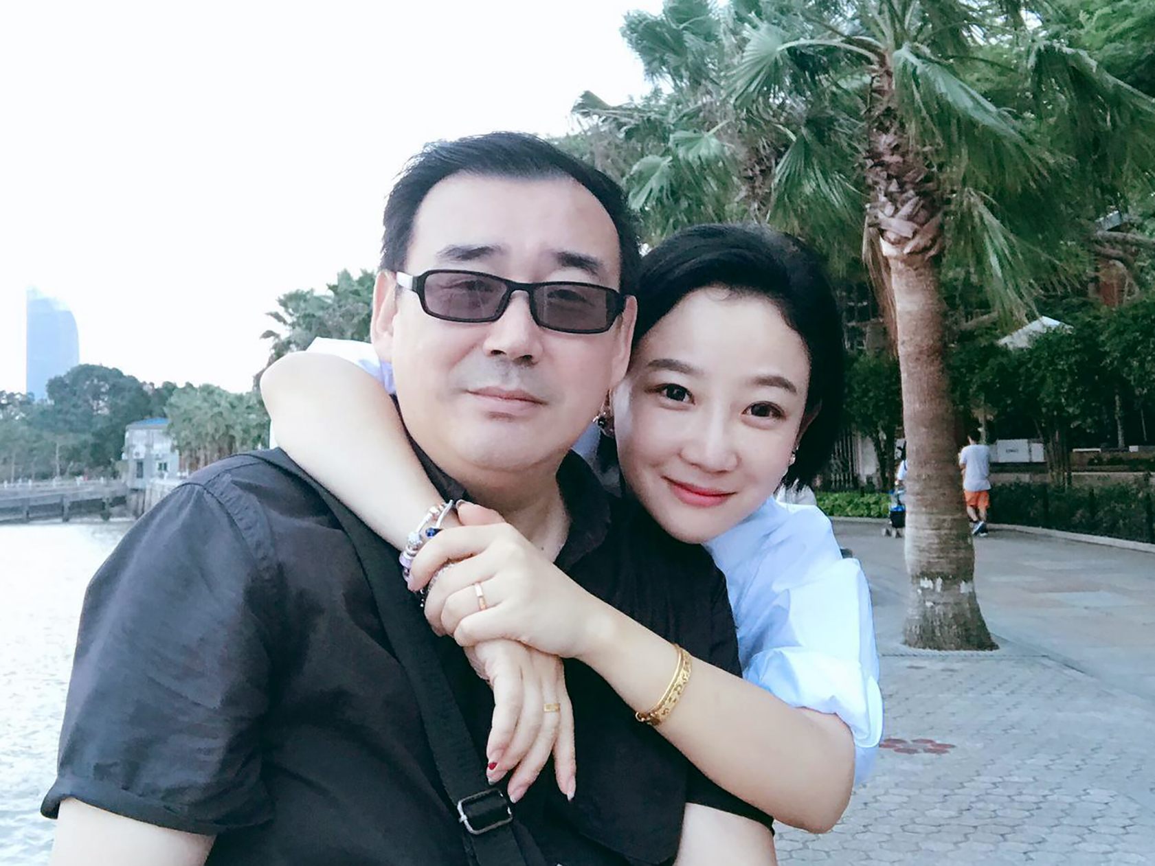 Dieses undatierte, von Chongyi Feng veröffentlichte Aktenfoto zeigt Yang Hengjun und seine Frau Yuan Xiaoliang. Australien zeigt sich entsetzt über Chinas Bewährungsstrafe für den chinesisch-australischen Schriftsteller und Demokratieblogger Yang Hengjun. Dieses undatierte, von Chongyi Feng veröffentlichte Aktenfoto zeigt Yang Hengjun und seine Frau Yuan Xiaoliang. Australien zeigt sich entsetzt über Chinas Bewährungsstrafe für den chinesisch-australischen Schriftsteller und Demokratieblogger Yang Hengjun.