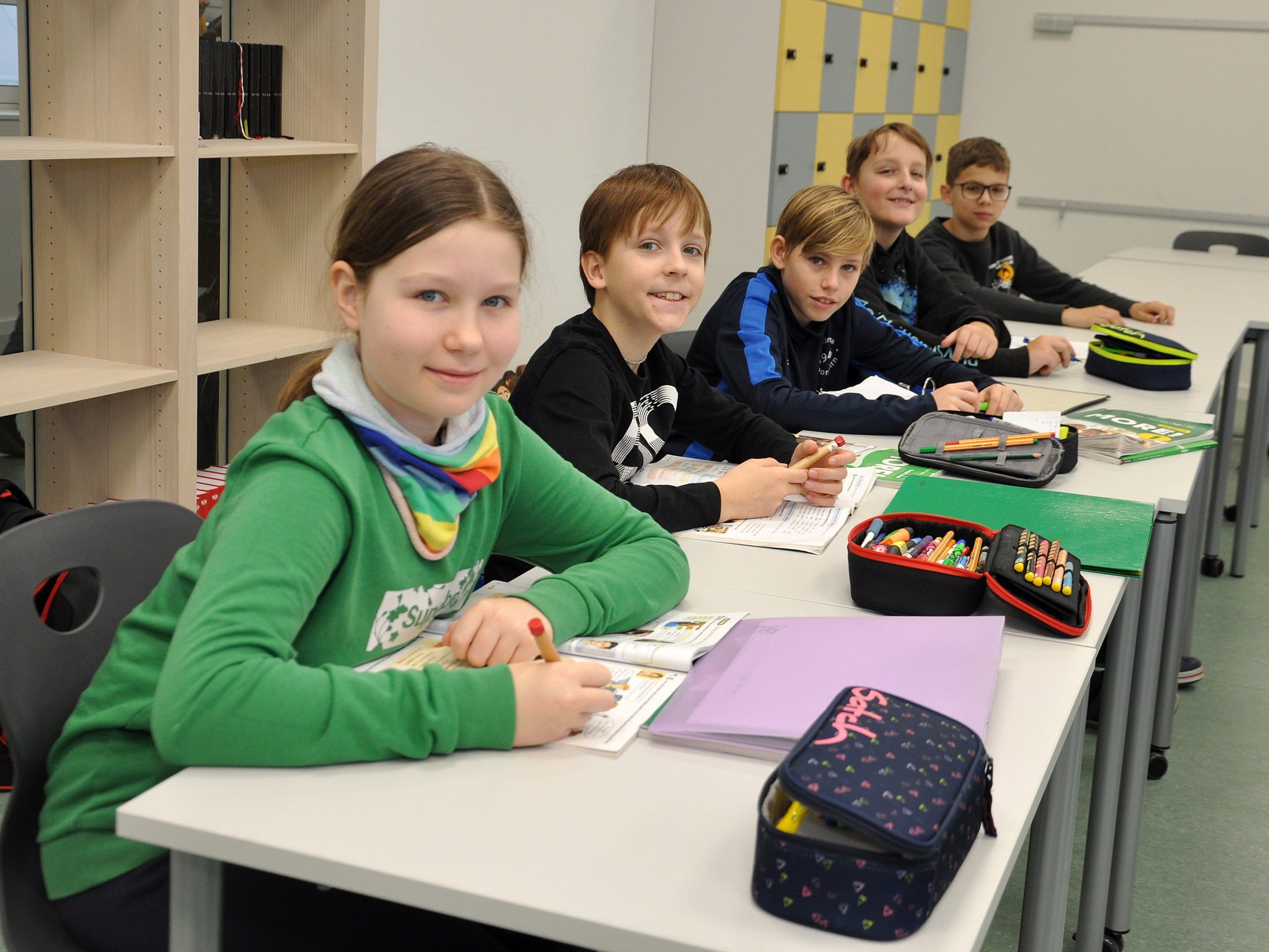 Dank einer Aufstockung des Bestandsgebäudes sind acht neue Klassenräume entstanden. Dank einer Aufstockung des Bestandsgebäudes sind acht neue Klassenräume entstanden.
