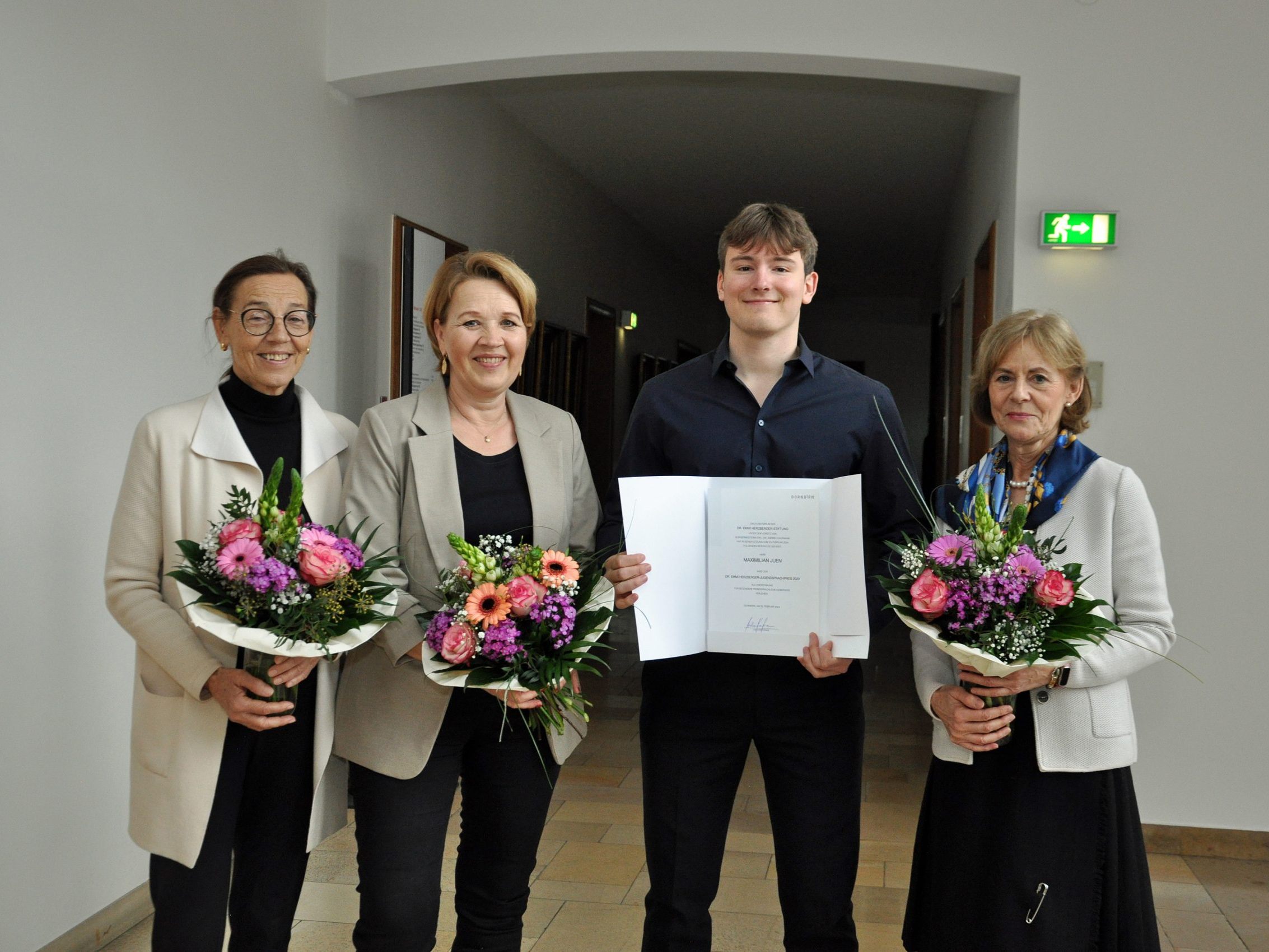 Der Preisträger Maximilian Juen mit dem Kuratorium der Dr. Emmi Herzberger Stiftung. Der Preisträger Maximilian Juen mit dem Kuratorium der Dr. Emmi Herzberger Stiftung.