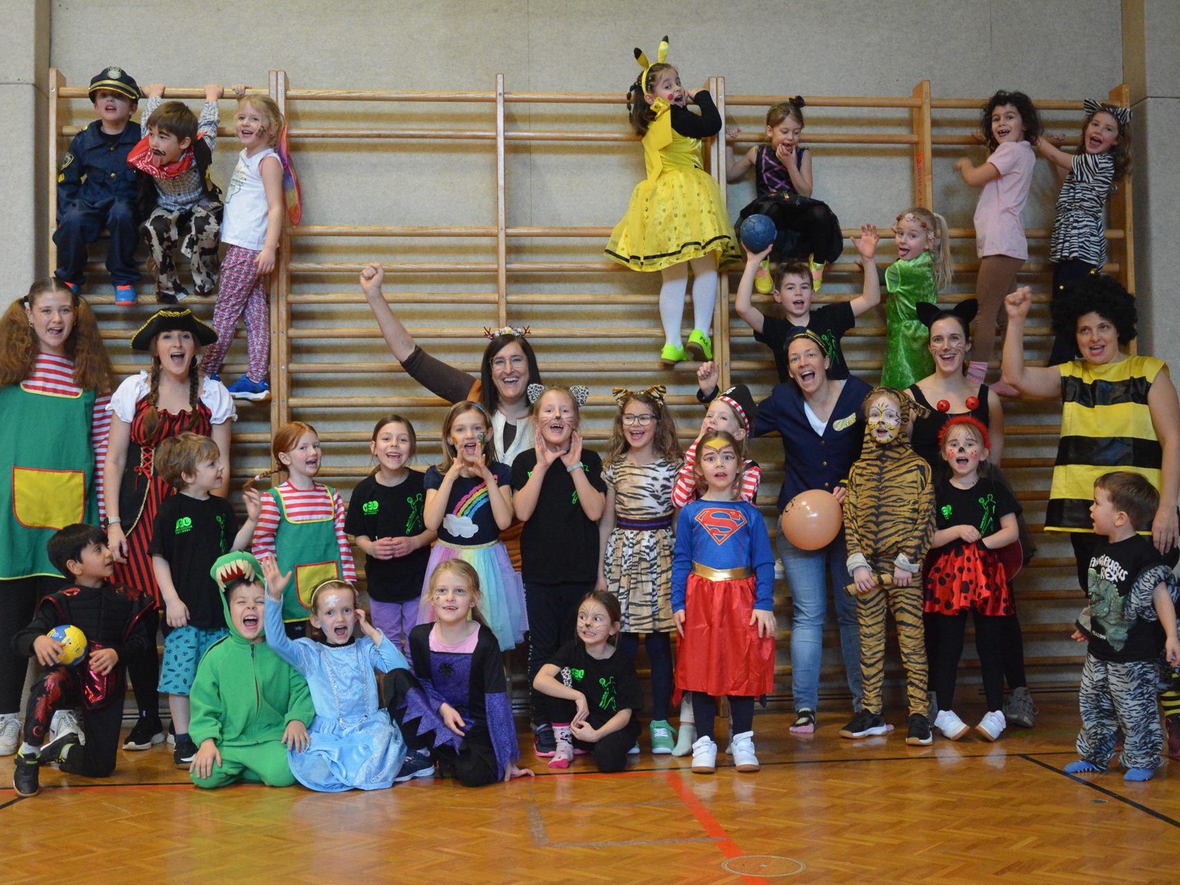 Beim Ballzirkus des HC Lustenau hatten die maskierten Kinder am Freitagnachmittag jede Menge Spaß. Beim Ballzirkus des HC Lustenau hatten die maskierten Kinder am Freitagnachmittag jede Menge Spaß.