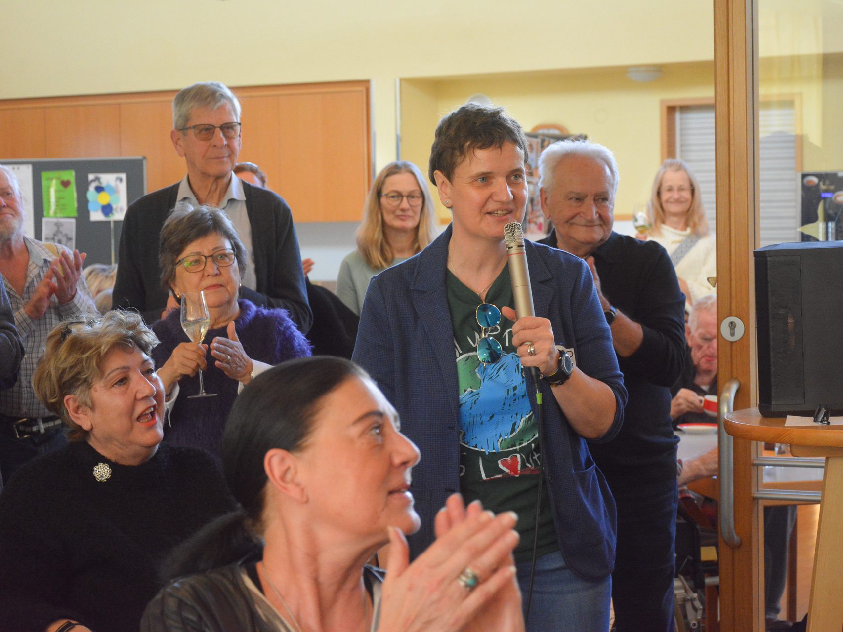 Judith Peter vom Seniorenhaus Hasenfeld eröffnete am Sonntag die erste Fotovernissage bei sich im Haus. Judith Peter vom Seniorenhaus Hasenfeld eröffnete am Sonntag die erste Fotovernissage bei sich im Haus.