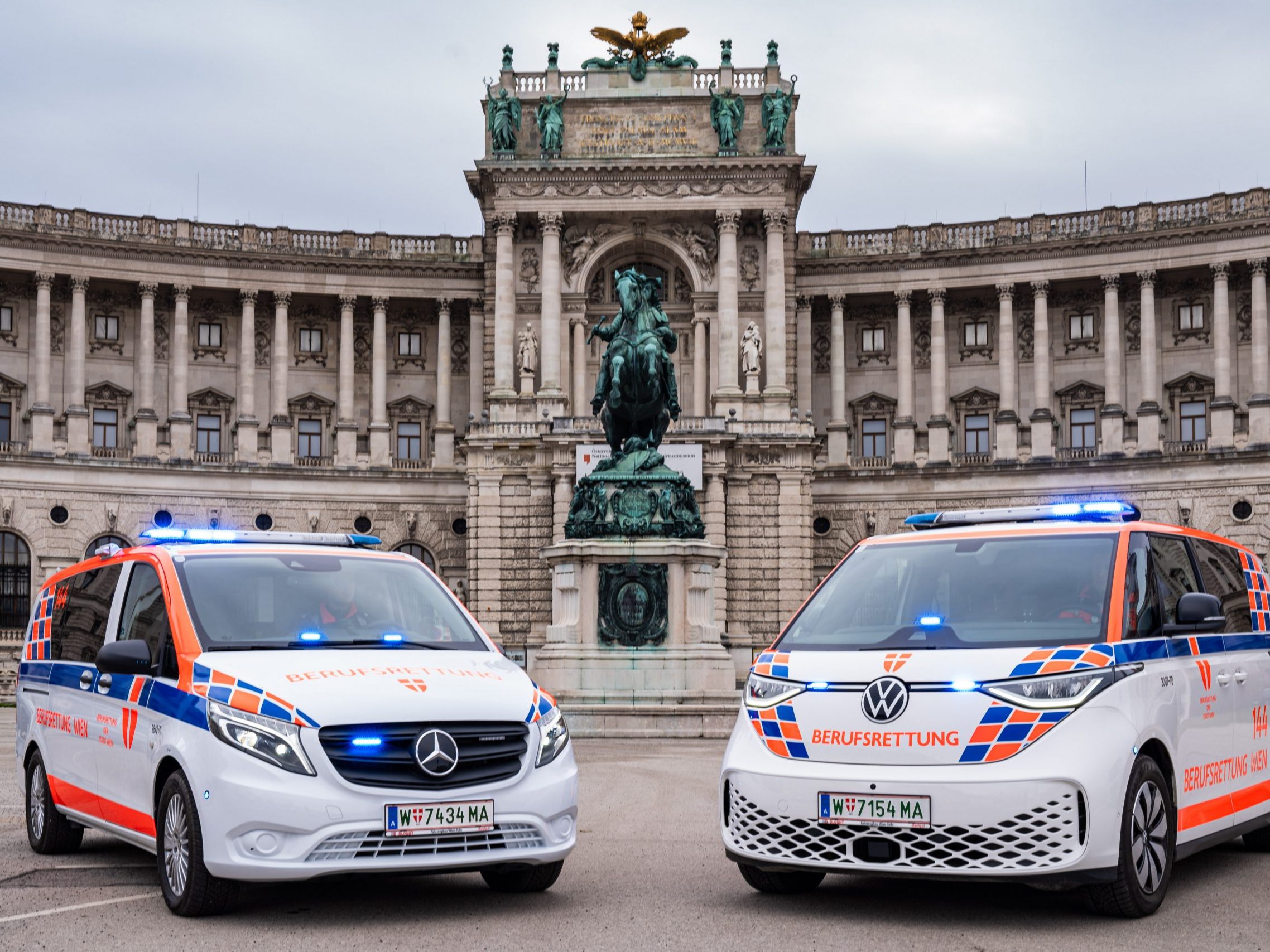Die beiden neuen E-Einsatz-Fahrzeuge der Berufsrettung Wien. Die beiden neuen E-Einsatz-Fahrzeuge der Berufsrettung Wien.