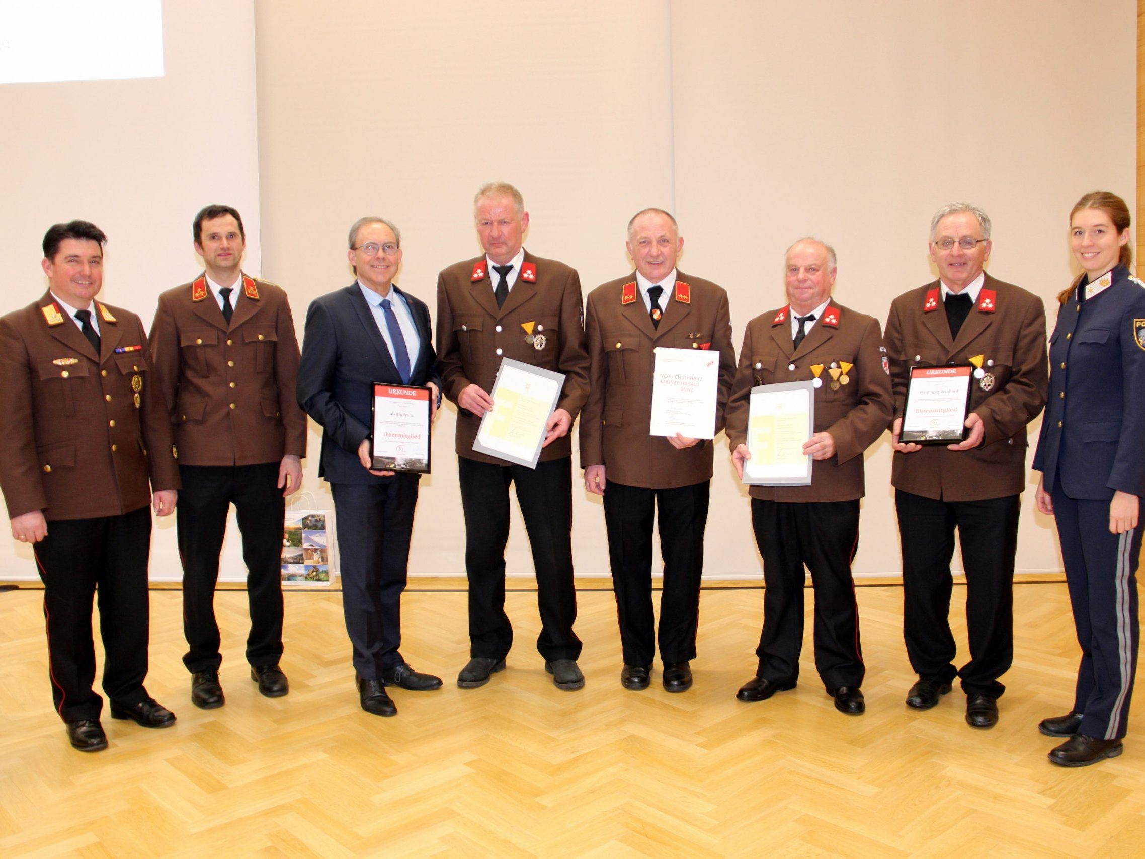 Das ehrenamtliches Engagement im Blaulichtbereich wurde kürzlich bei der Feuerwehr in Buch gewürdigt. Das ehrenamtliches Engagement im Blaulichtbereich wurde kürzlich bei der Feuerwehr in Buch gewürdigt.