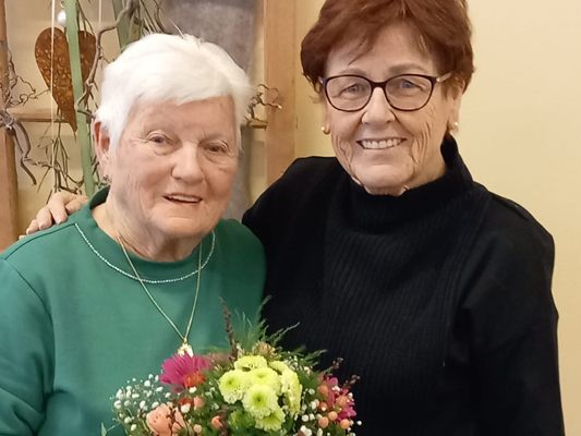 Emma Köb mit Obfrau Christine Schmidmayr