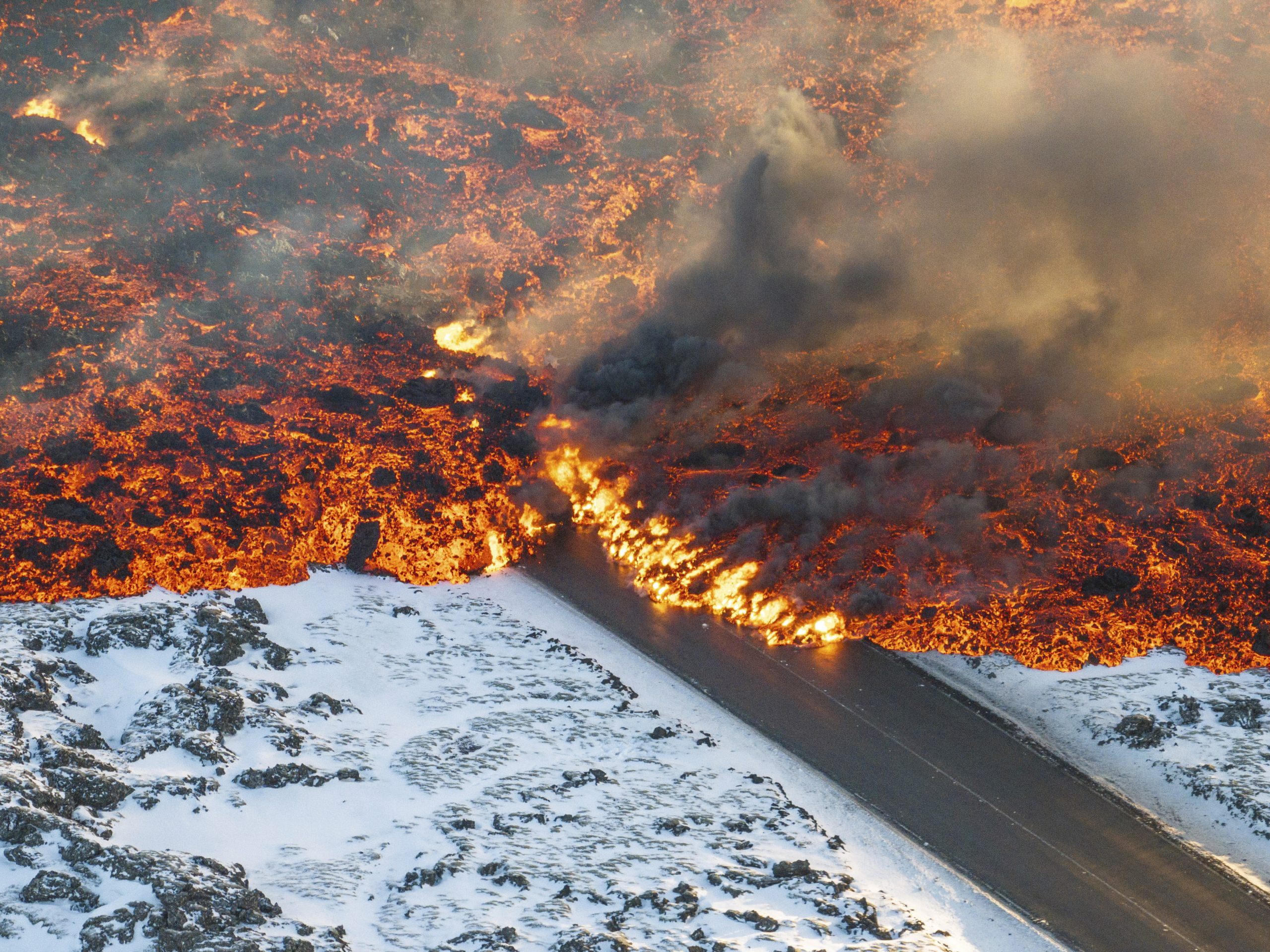 Die Lava überzog diesmal mehrere Straßen in Island. Die Lava überzog diesmal mehrere Straßen in Island.