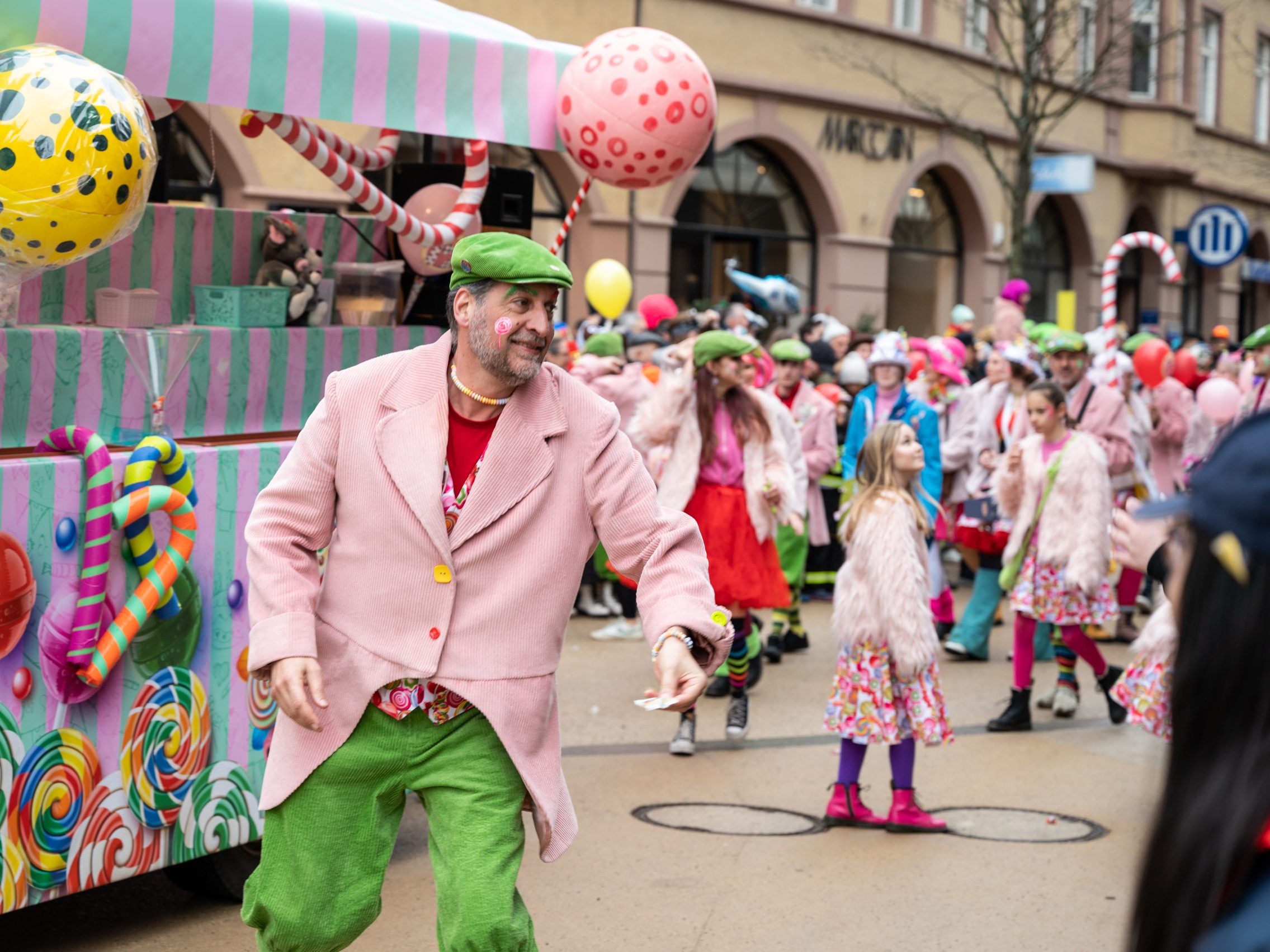 Live vom Feldkircher Faschingsumzug am Sonntag. Live vom Feldkircher Faschingsumzug am Sonntag.