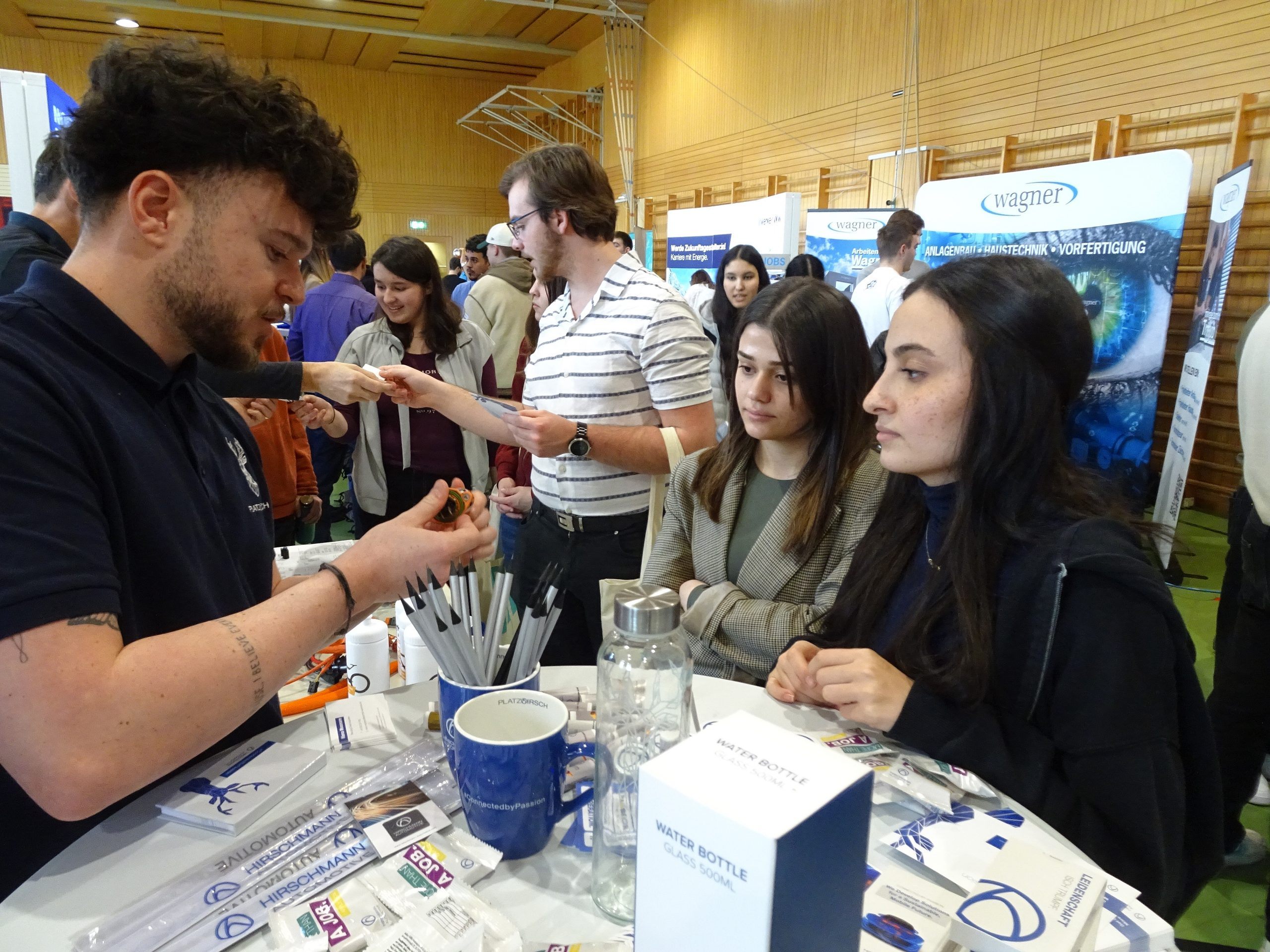 Die Schülerinnen und Schüler nutzten die Möglichkeit sich bei der Jobmesse über die vielfältigen Berufsmöglichkeiten zu informieren. Die Schülerinnen und Schüler nutzten die Möglichkeit sich bei der Jobmesse über die vielfältigen Berufsmöglichkeiten zu informieren.