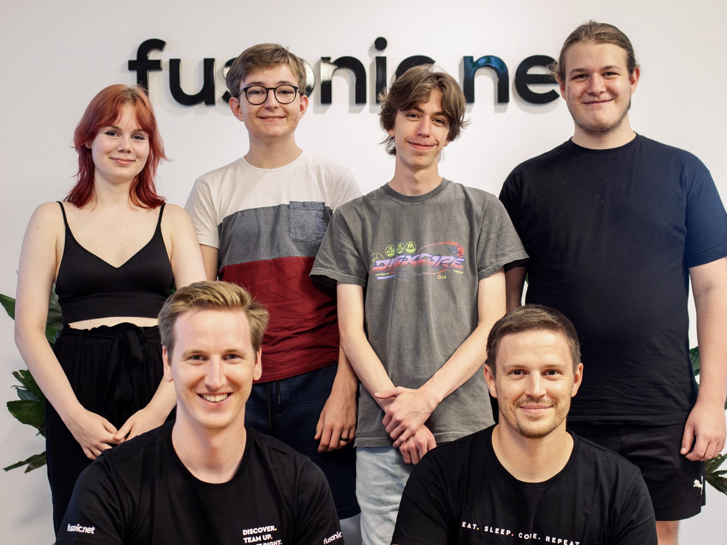 Das Team der HAK-Bregenz mit seinen Mentoren von Fusonic: (von links) Melanie Wolf, Felix Bischof, Patrick Müller und Simon Engl mit Daniel Öttl und Stefan Grasböck.